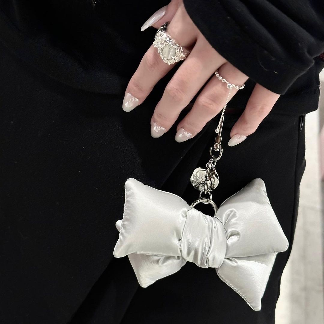 [KREAM 단독] Bloomingtale Padded Ribbon Keyring White 착용 스타일