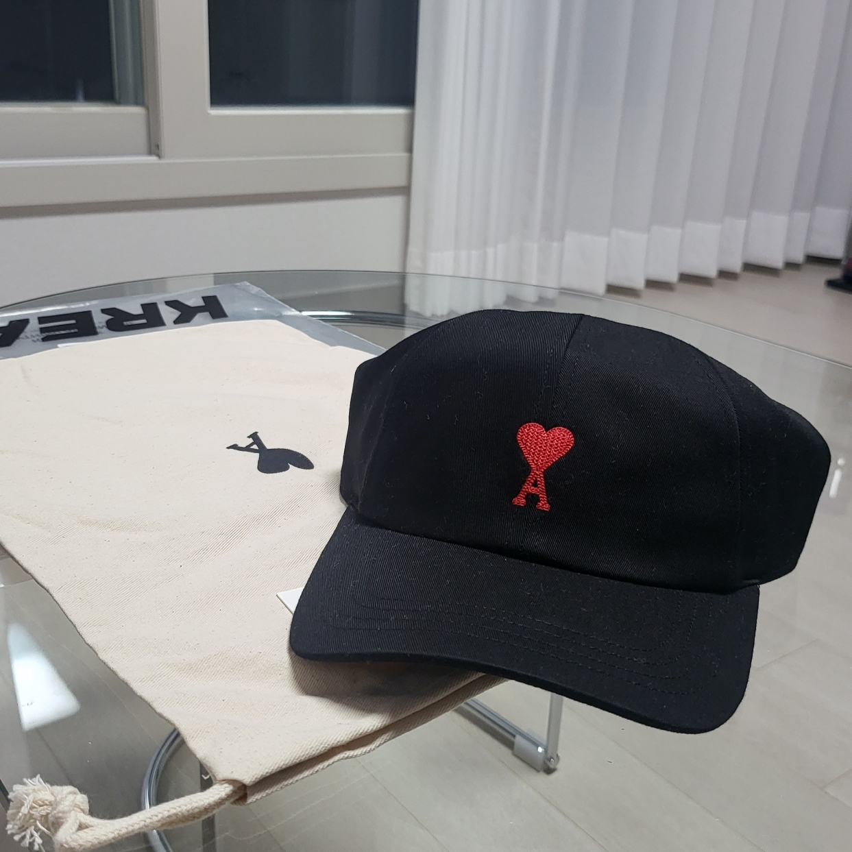AMI de Coeur Embroidery Cap Black 착용 스타일