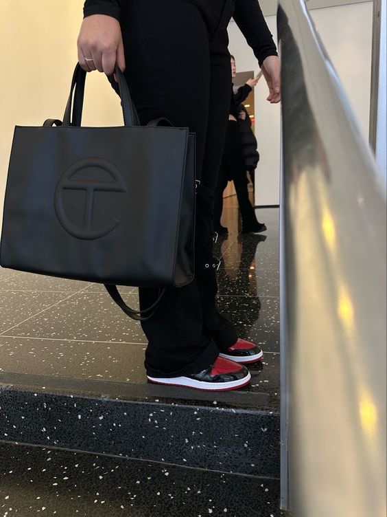 Telfar Large Shopping Bag Black, Telfar Large Shopping Bag Cream 착용 스타일 - 3