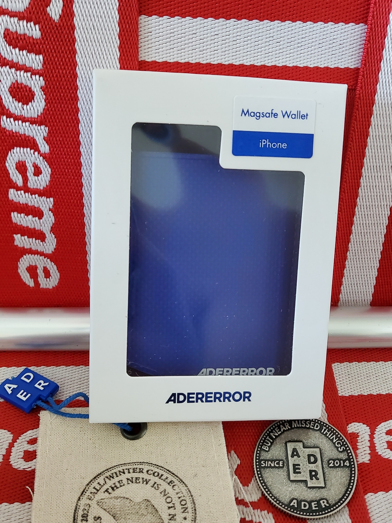 Ader Error Small Standic Magsafe Wallet Z-Blue 착용 스타일