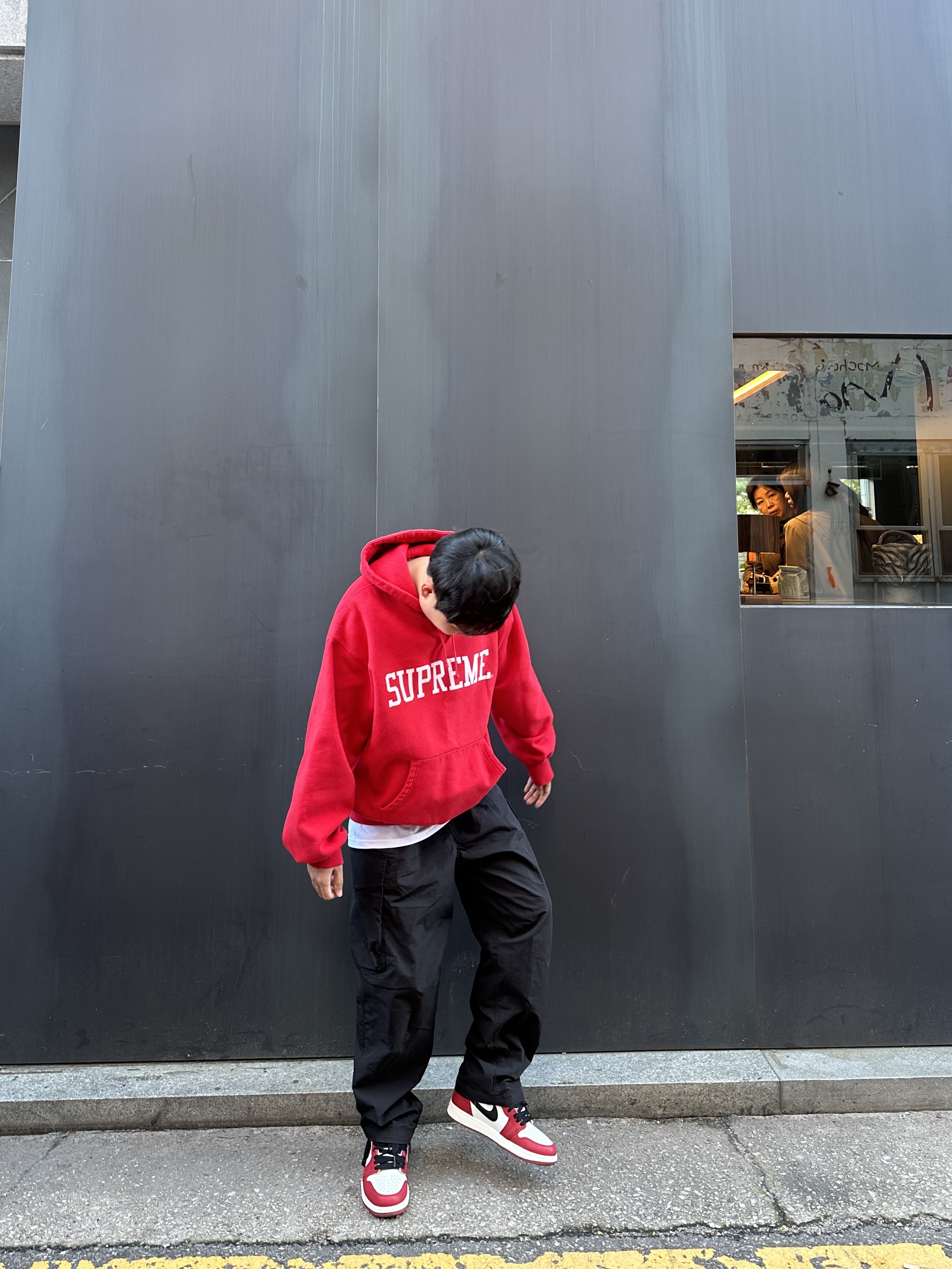 Supreme Hanes Tagless T-Shirt White (3 Pack), Supreme Varsity Hooded Sweatshirt Red - 23FW 착용 스타일 - 1