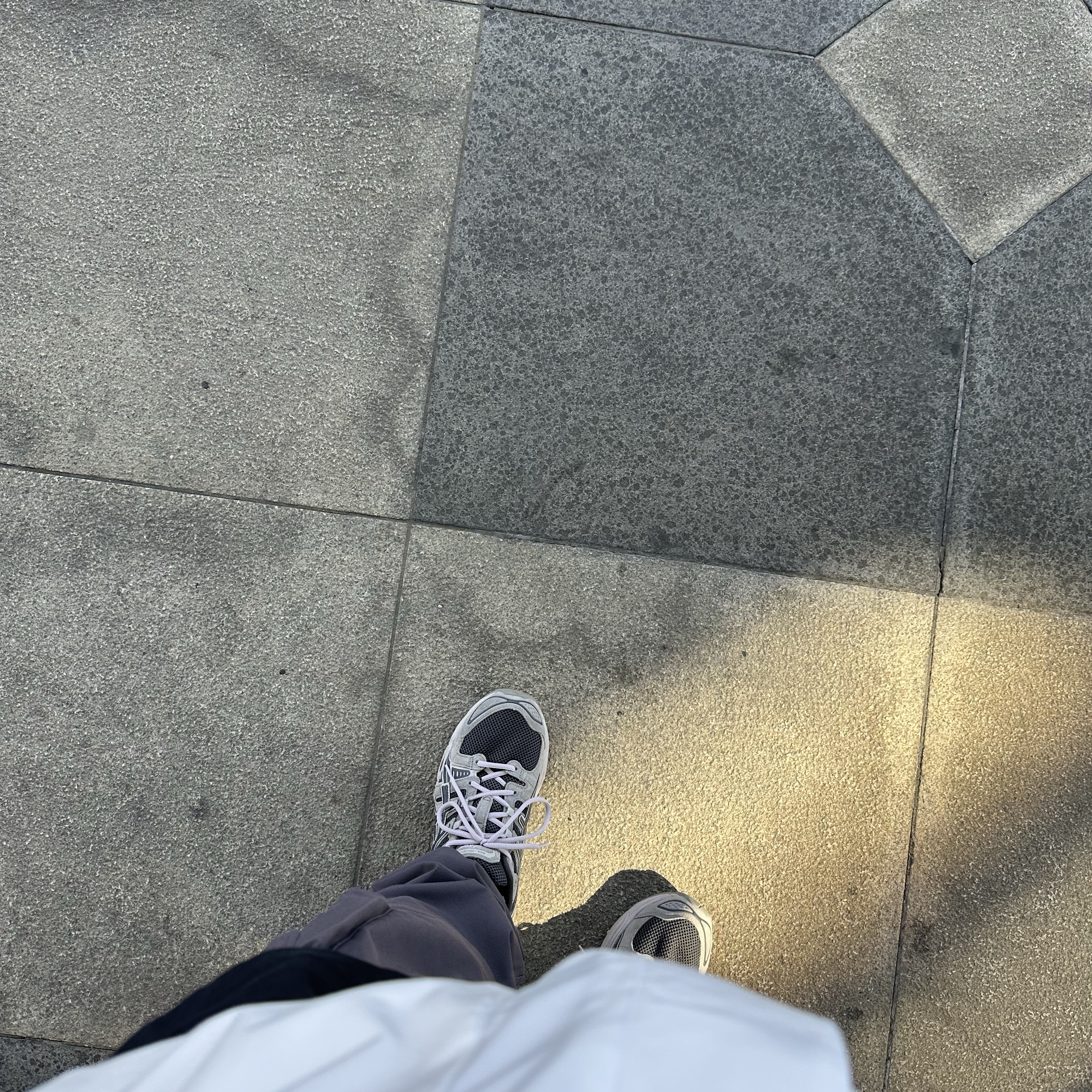 Asics Gel-Nimbus 9 Obsidian Grey Clay 착용 스타일