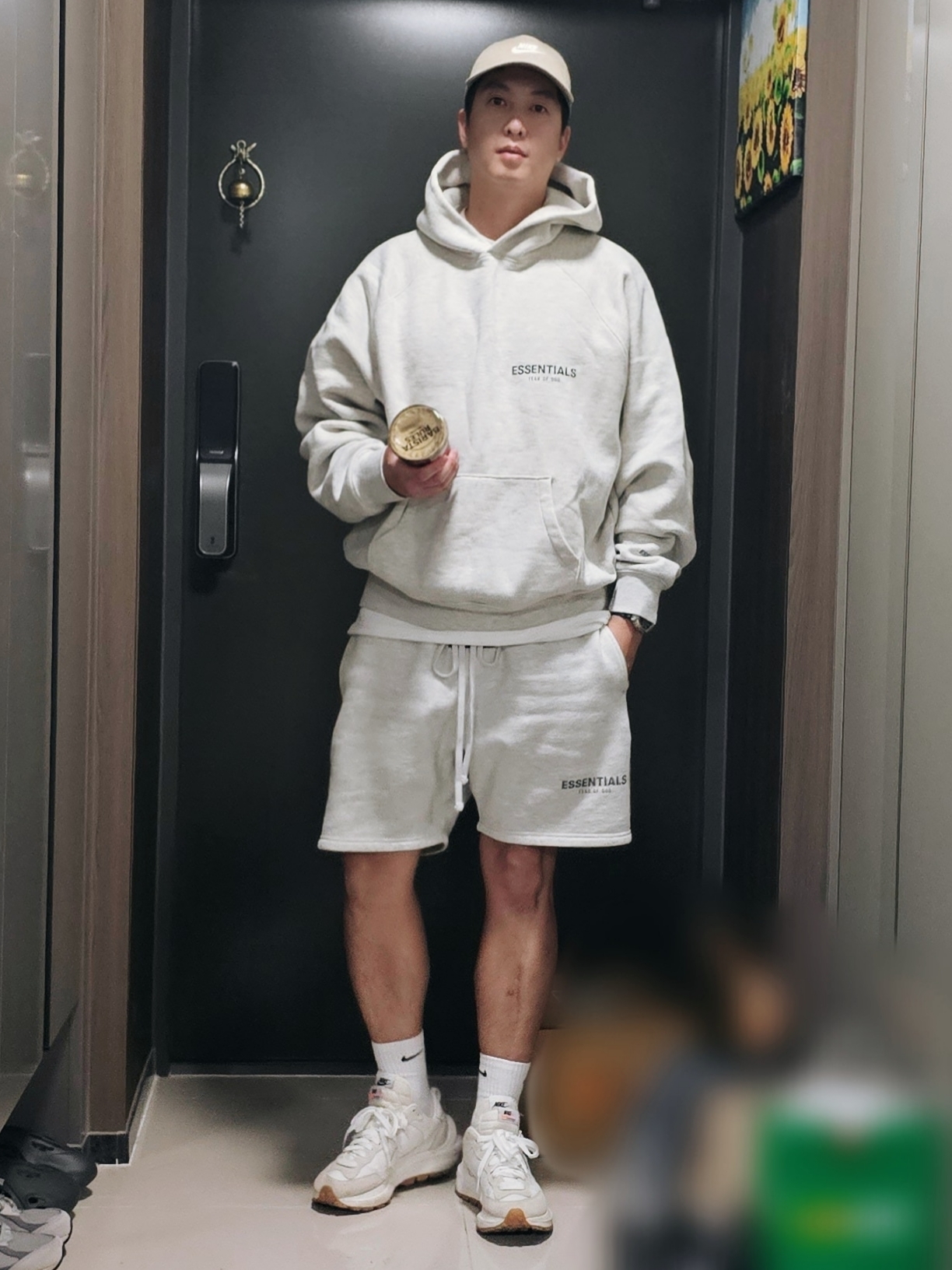 Essentials The Core Collection Pullover Hoodie Oatmeal, Essentials The Core Collection Sweatshorts Oatmeal 착용 스타일