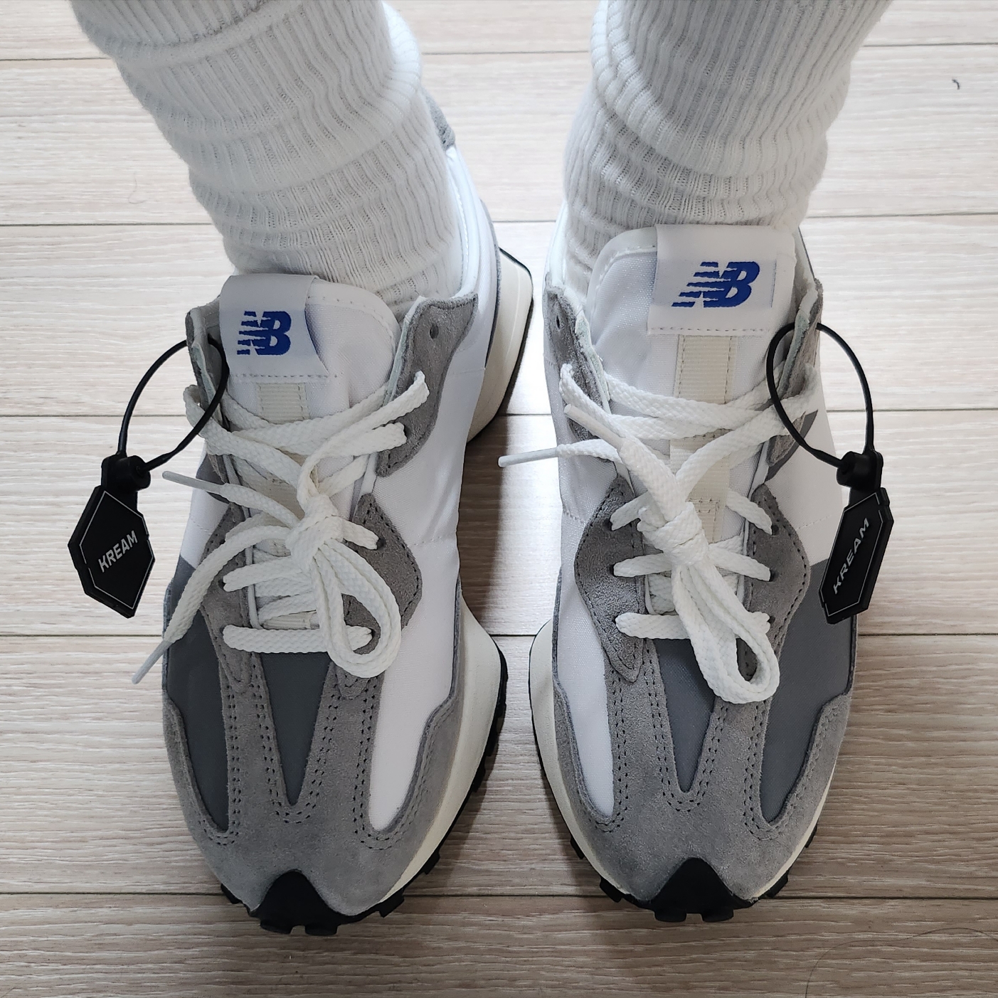 New Balance 327 Grey 착용 스타일
