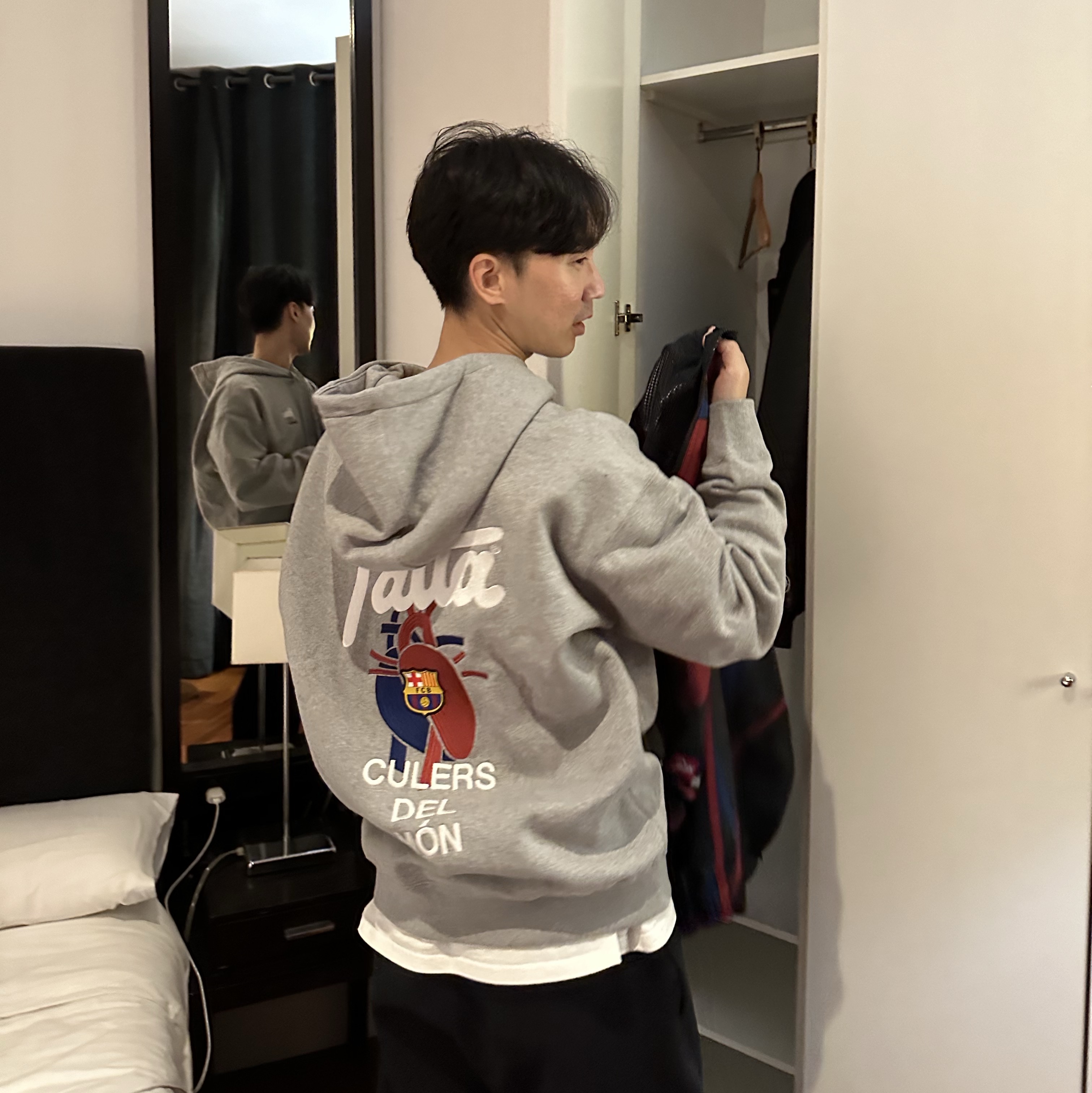 Nike x Patta x FC Barcelona Solo Swoosh Hoodie Culers del Món (FD4147-010), Nike x Patta x FC Barcelona Solo Swoosh Hoodie Culers del Món (FD4147-063) 착용 스타일 - 1