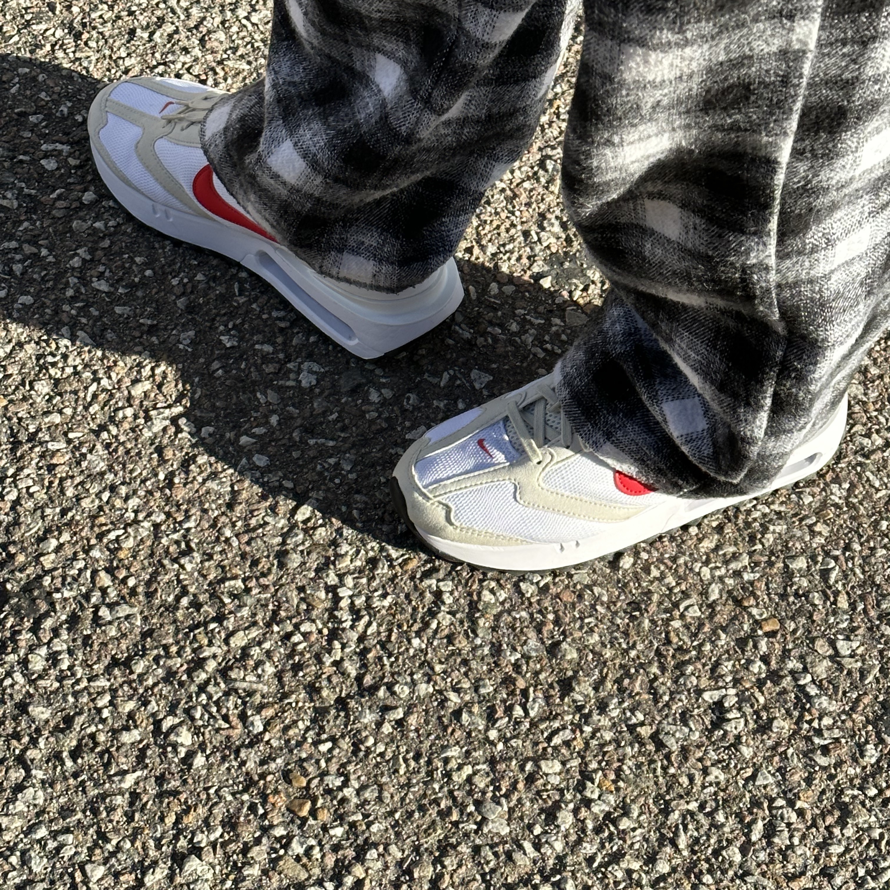 Nike Air Max Dawn Light Bone University Red 착용 스타일 - 1