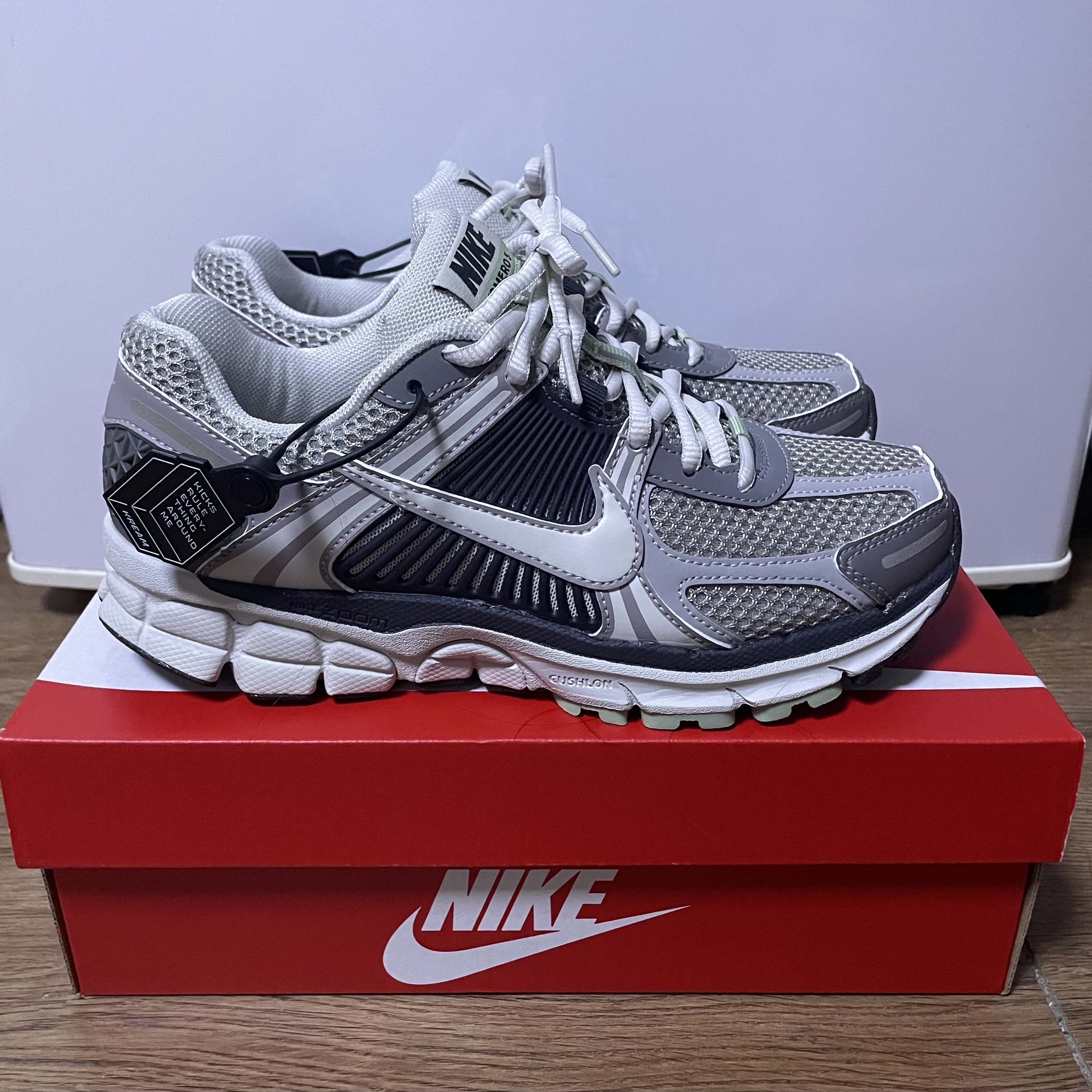 (W) Nike Zoom Vomero 5 Cobblestone and Flat Pewter 착용 스타일 - 4