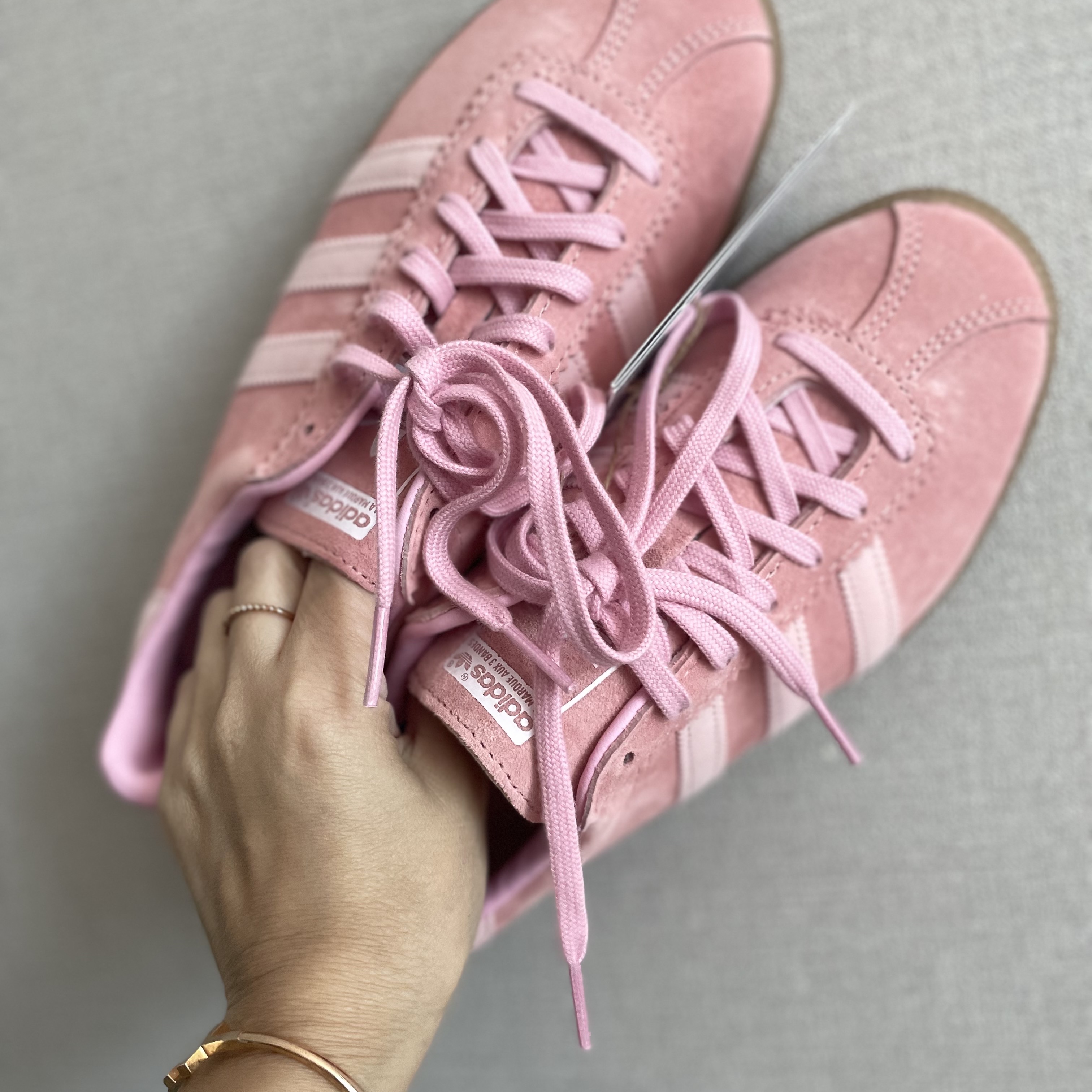 Adidas Bermuda Glow Pink 착용 스타일 - 2