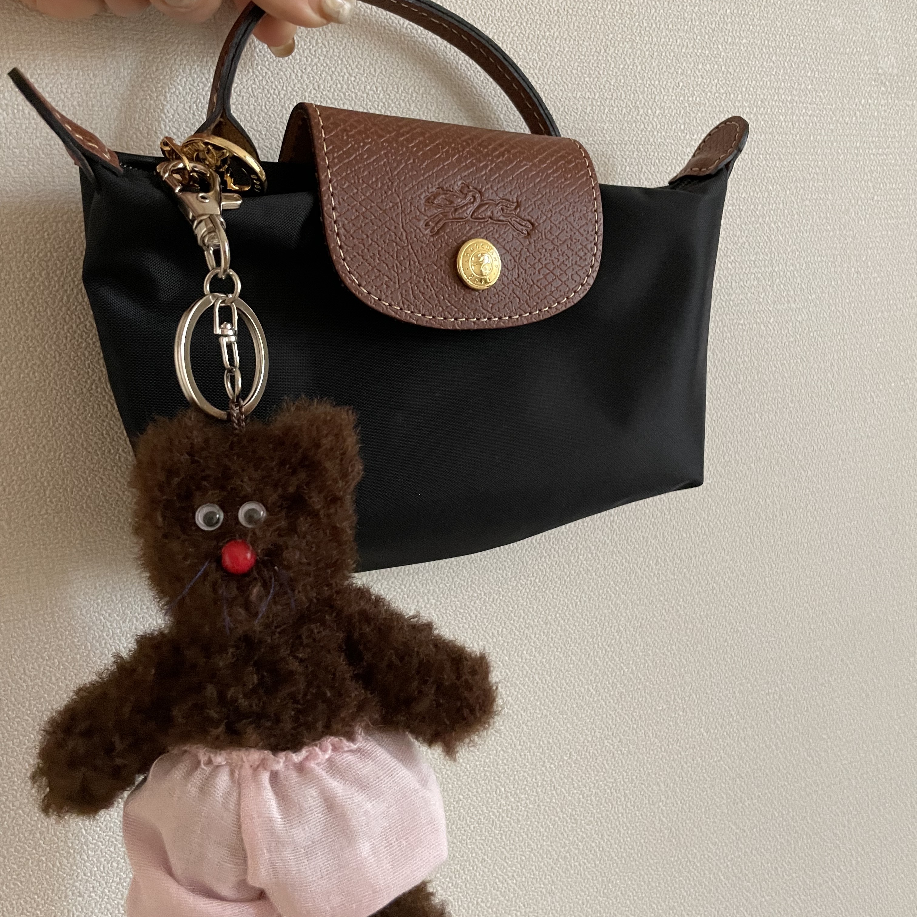 Monamhee Bred Keyring with Pink Pants Brown 착용 스타일