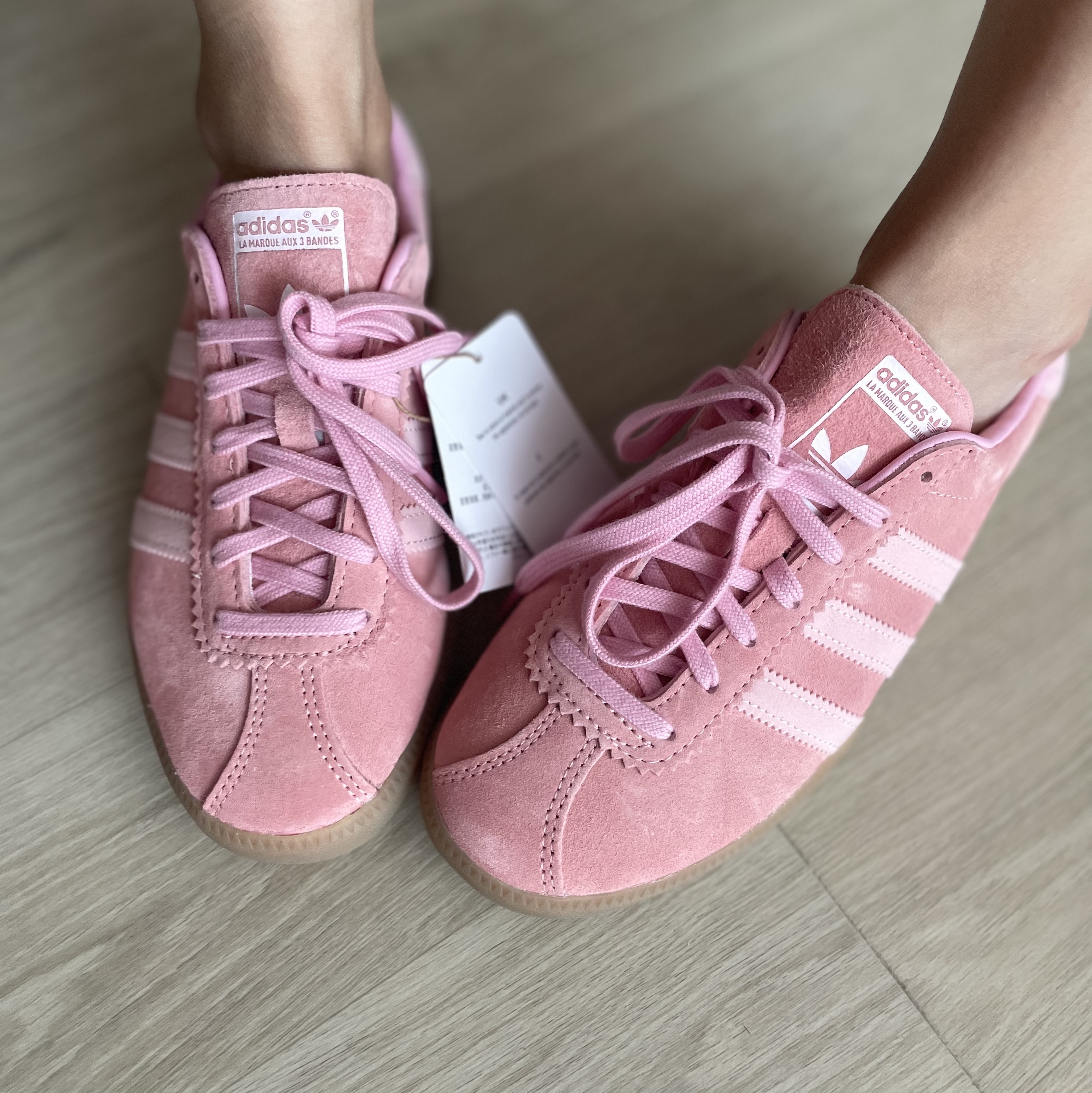 Adidas Bermuda Glow Pink 착용 스타일 - 3