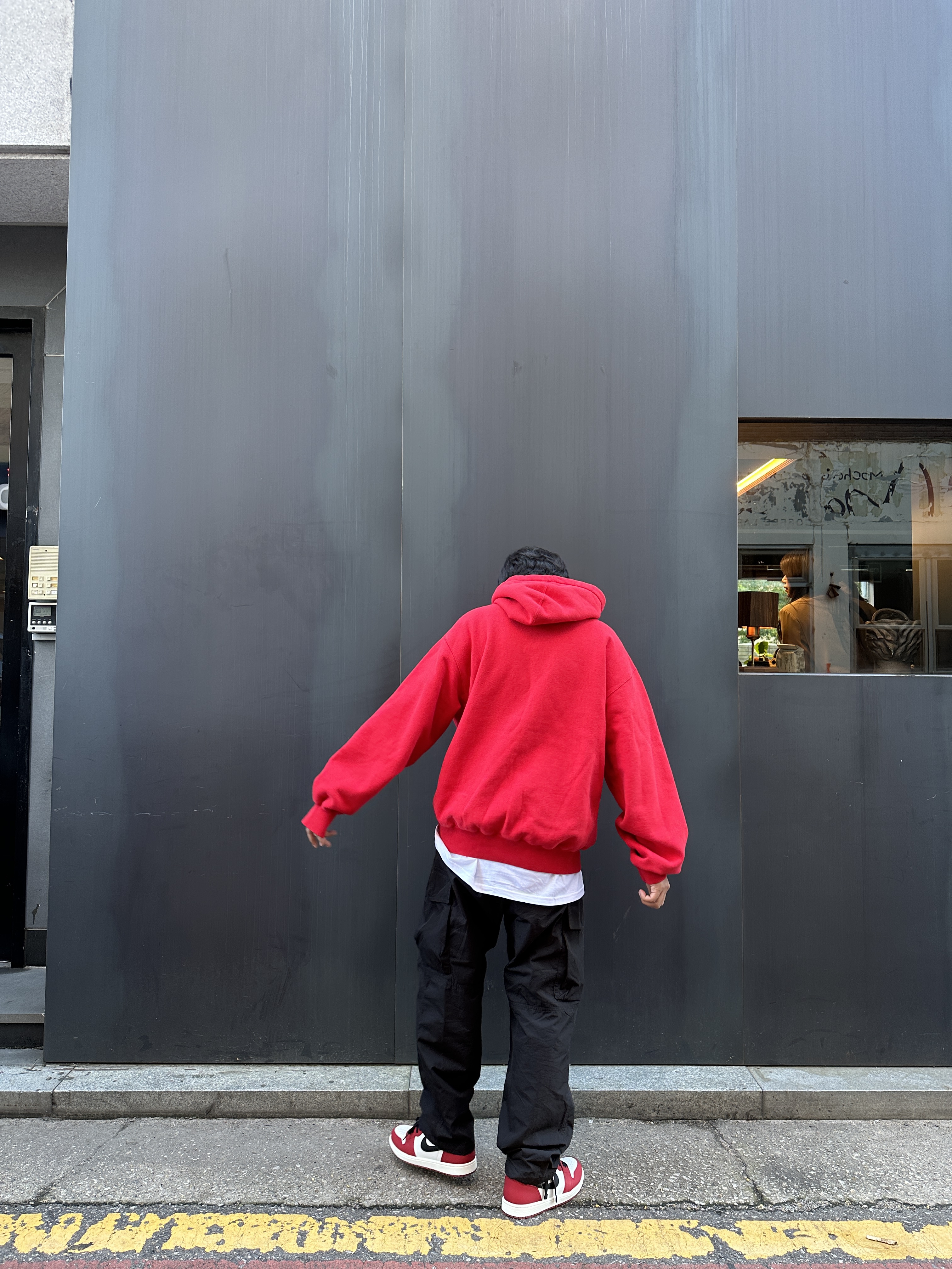 Supreme Hanes Tagless T-Shirt White (3 Pack), Supreme Varsity Hooded Sweatshirt Red - 23FW 착용 스타일 - 2