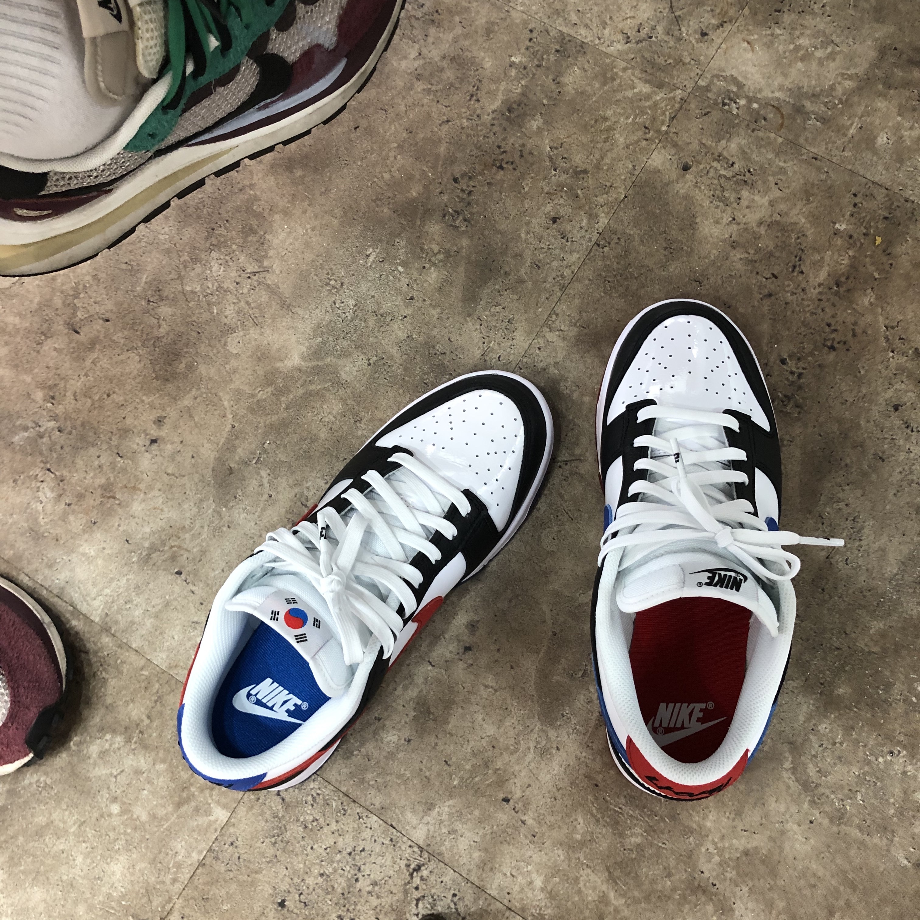 Nike Dunk Low SE Seoul, Nike x Sacai VaporWaffle String & Black Villain Red 착용 스타일
