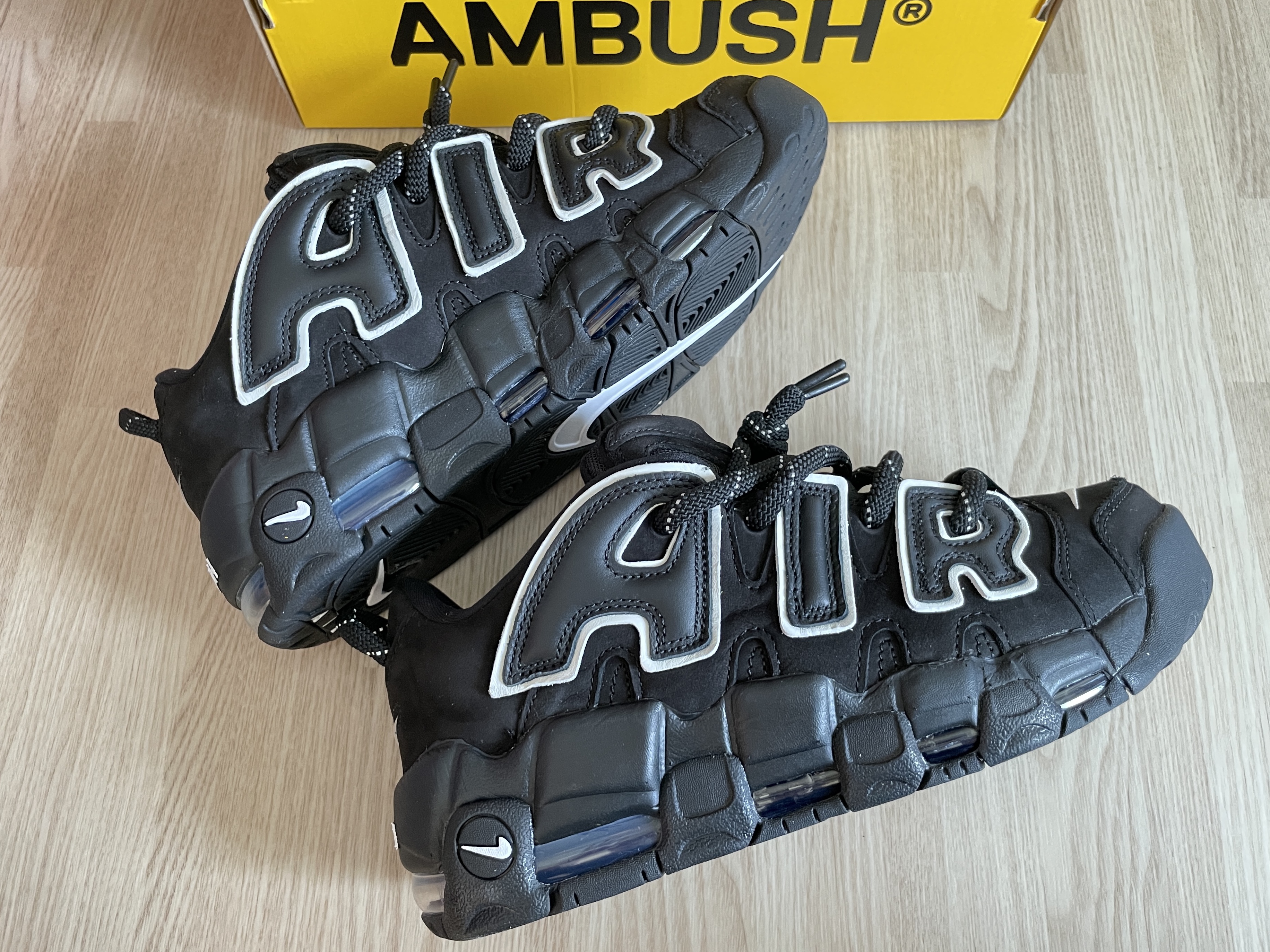 Nike x Ambush Air More Uptempo Low Black and White 착용 스타일 - 1