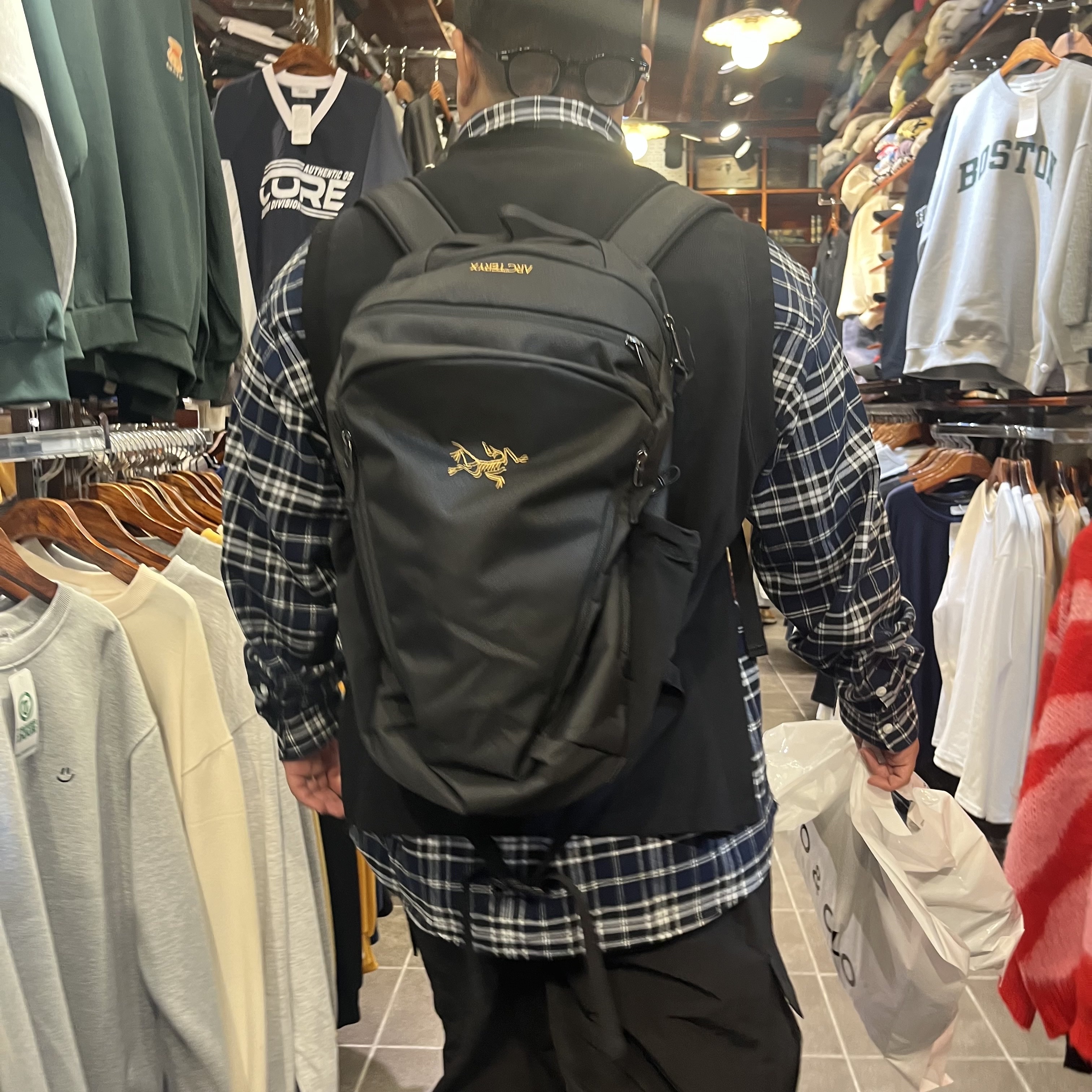Arc'teryx Mantis 26 Backpack Black 착용 스타일