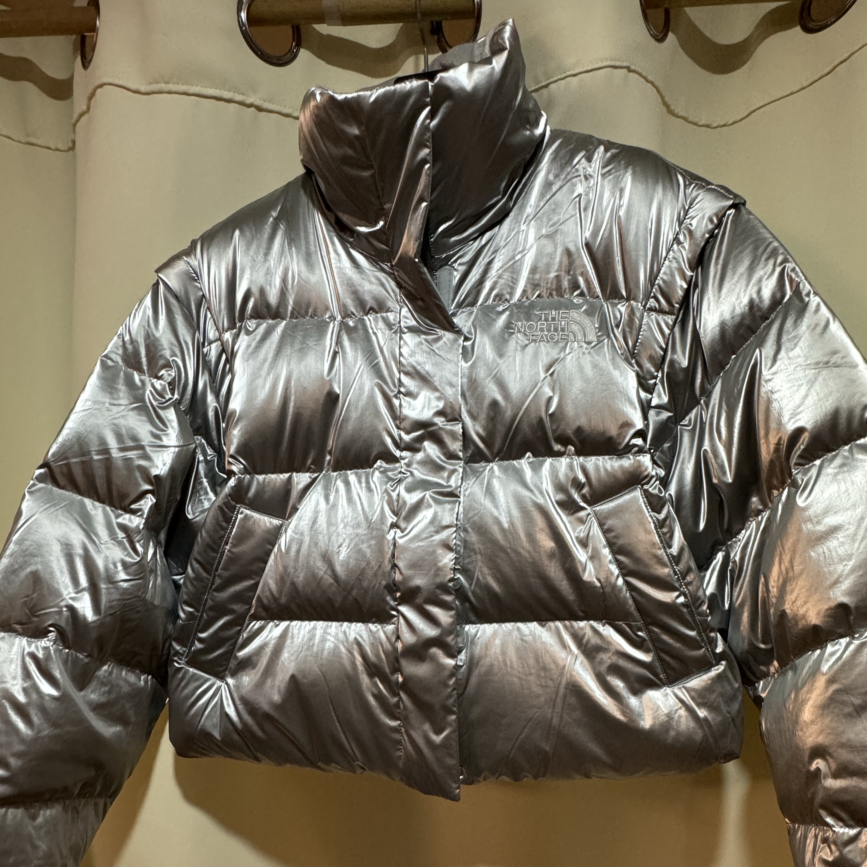 (W) The North Face White Label Glossy Detachable Down Jacket Silver 착용 스타일