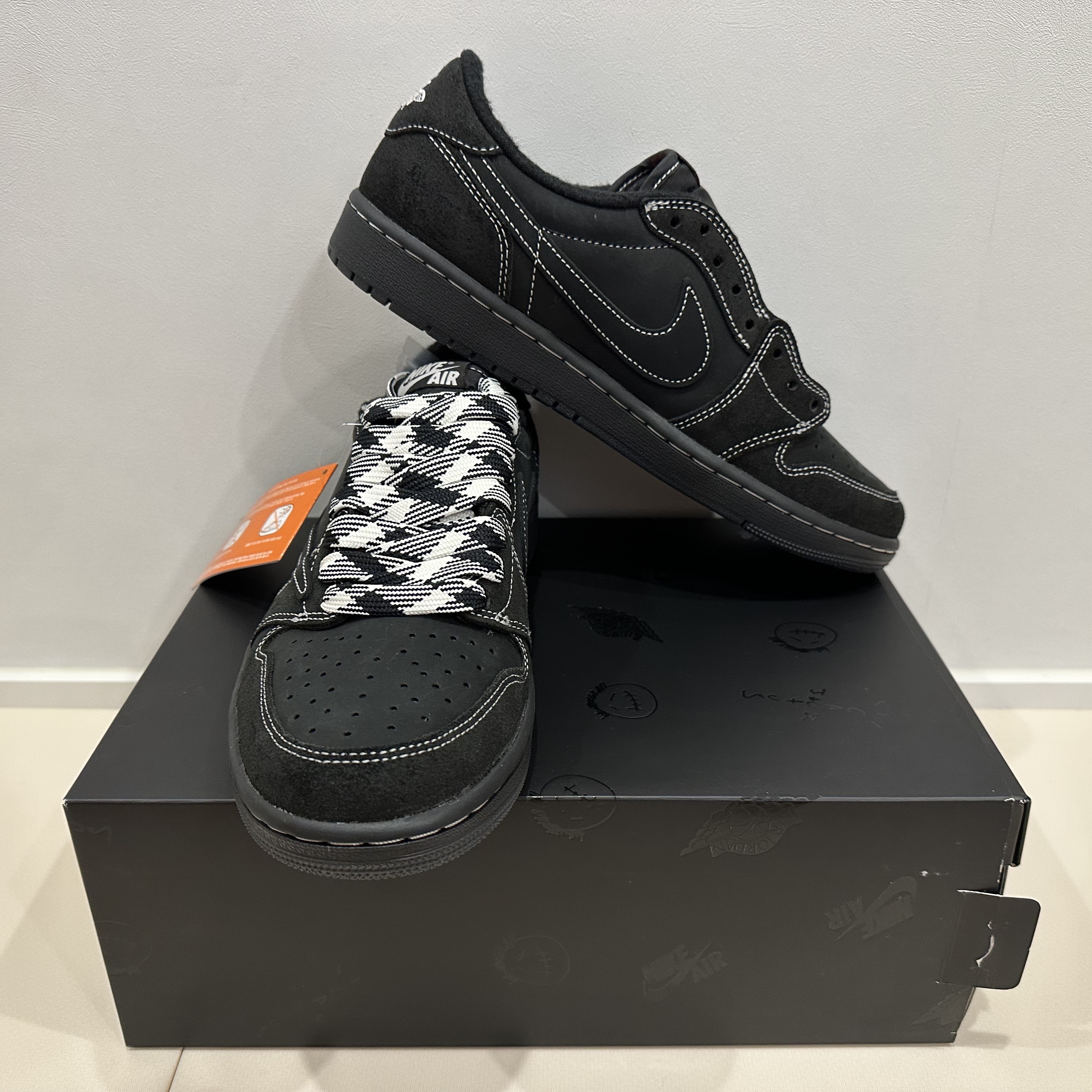 Jordan 1 x Travis Scott Retro Low OG SP Black Phantom 착용 스타일 - 3