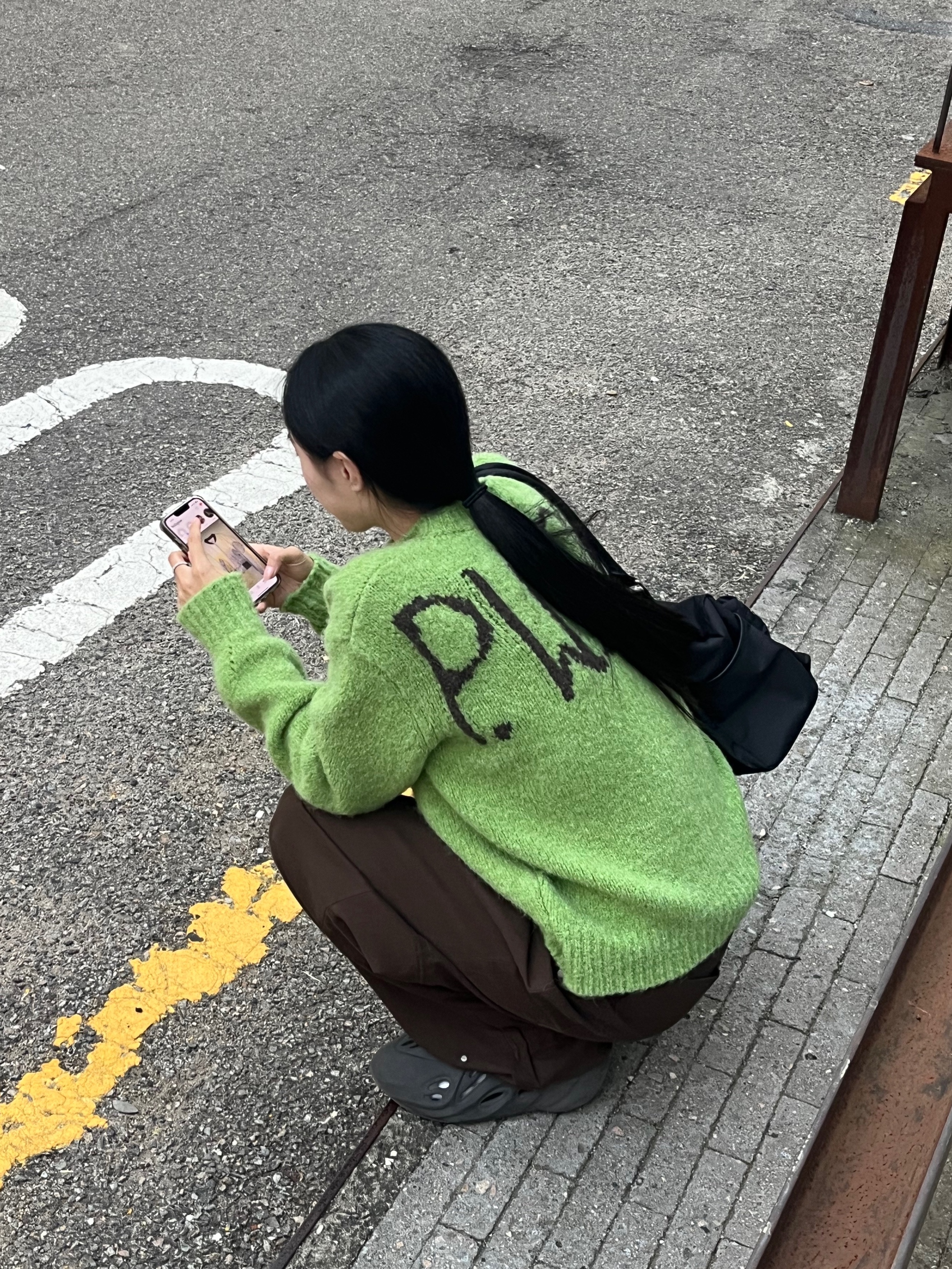 (W) Paloma Wool Soft Knitted Ben Trobat PW 89 Sweater Kiwi, Adidas Yeezy Foam RNNR Onyx 착용 스타일 - 1