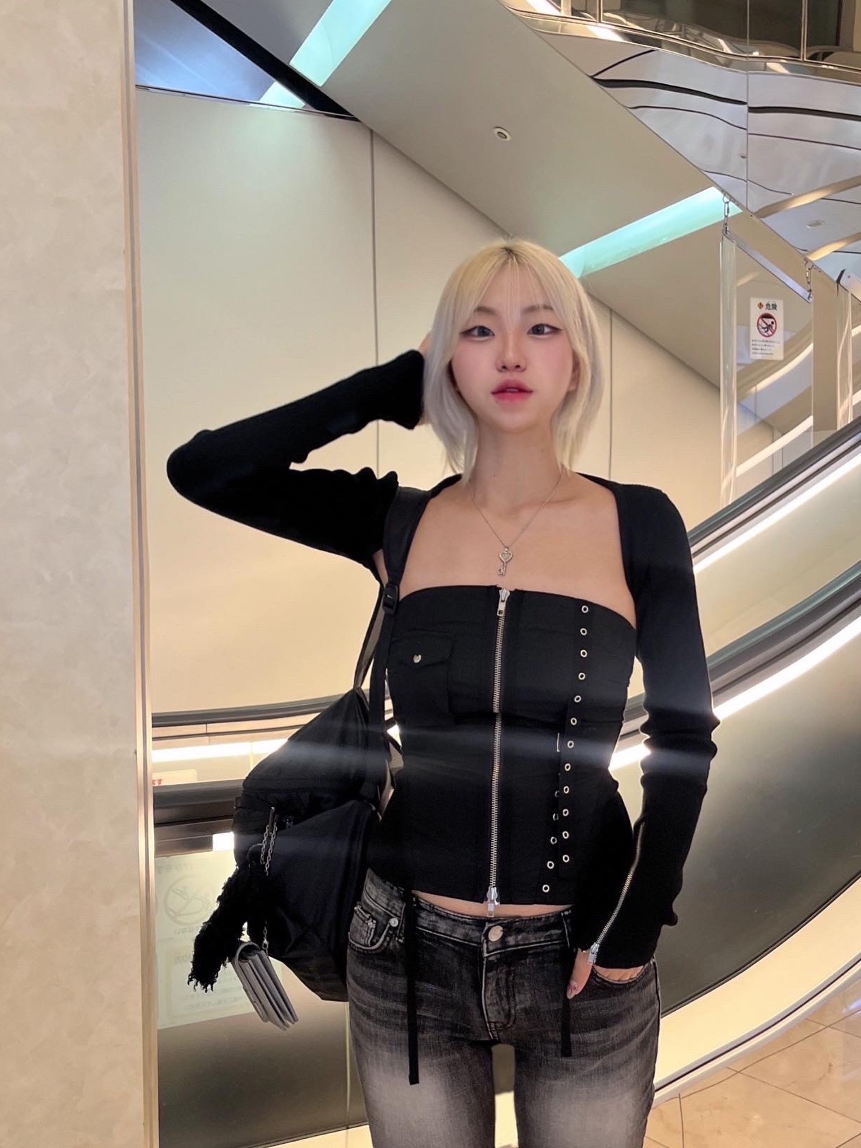 (W) Bohemian Seoul Grunge Biker Bustier Black, Arc'teryx Heliad 15 Backpack Black 착용 스타일 - 2