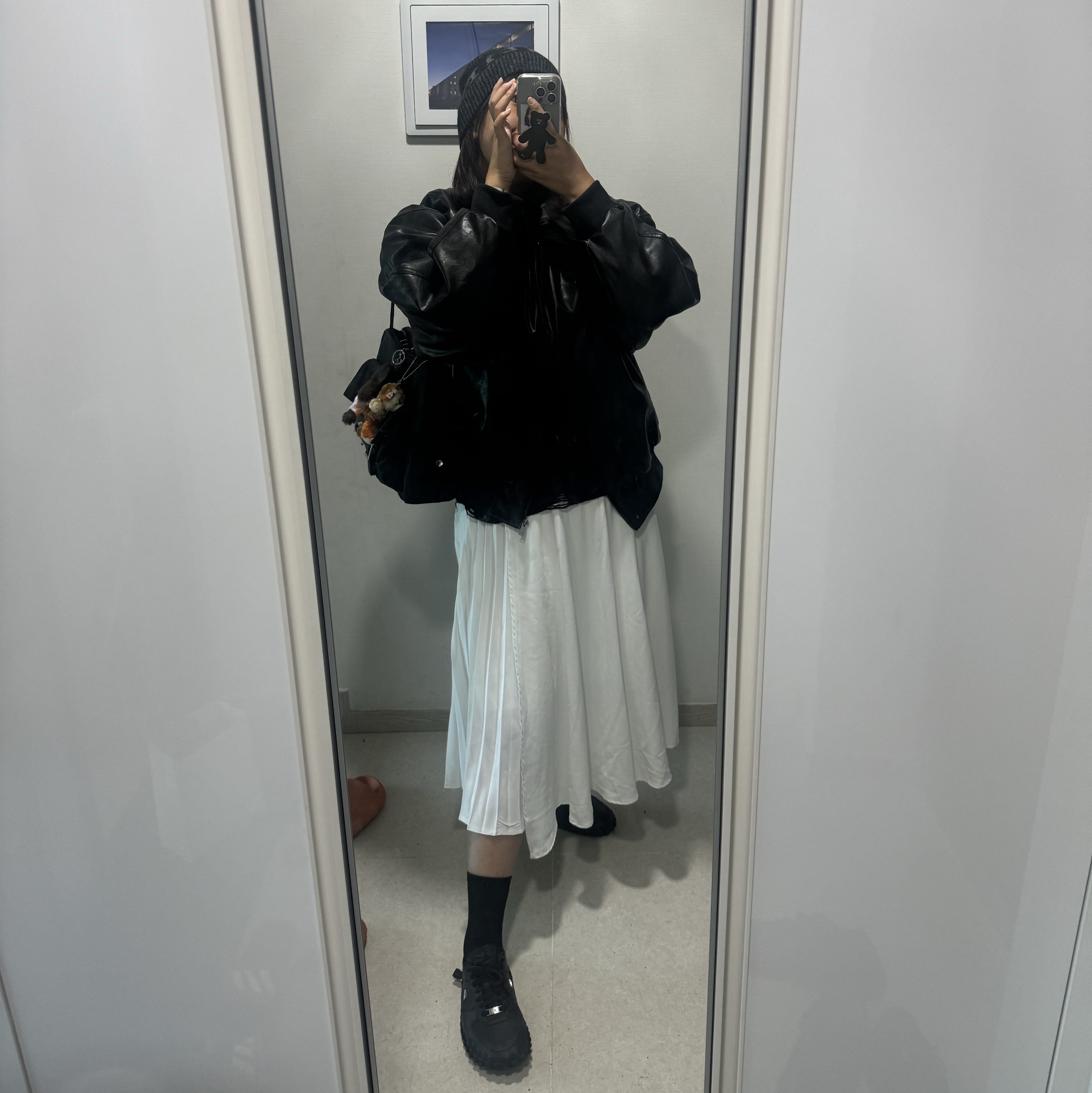 Nike x Jacquemus J Force 1 Low LX SP Black, Monamhee Bred Keyring with Pink Pants Brown 착용 스타일 - 1
