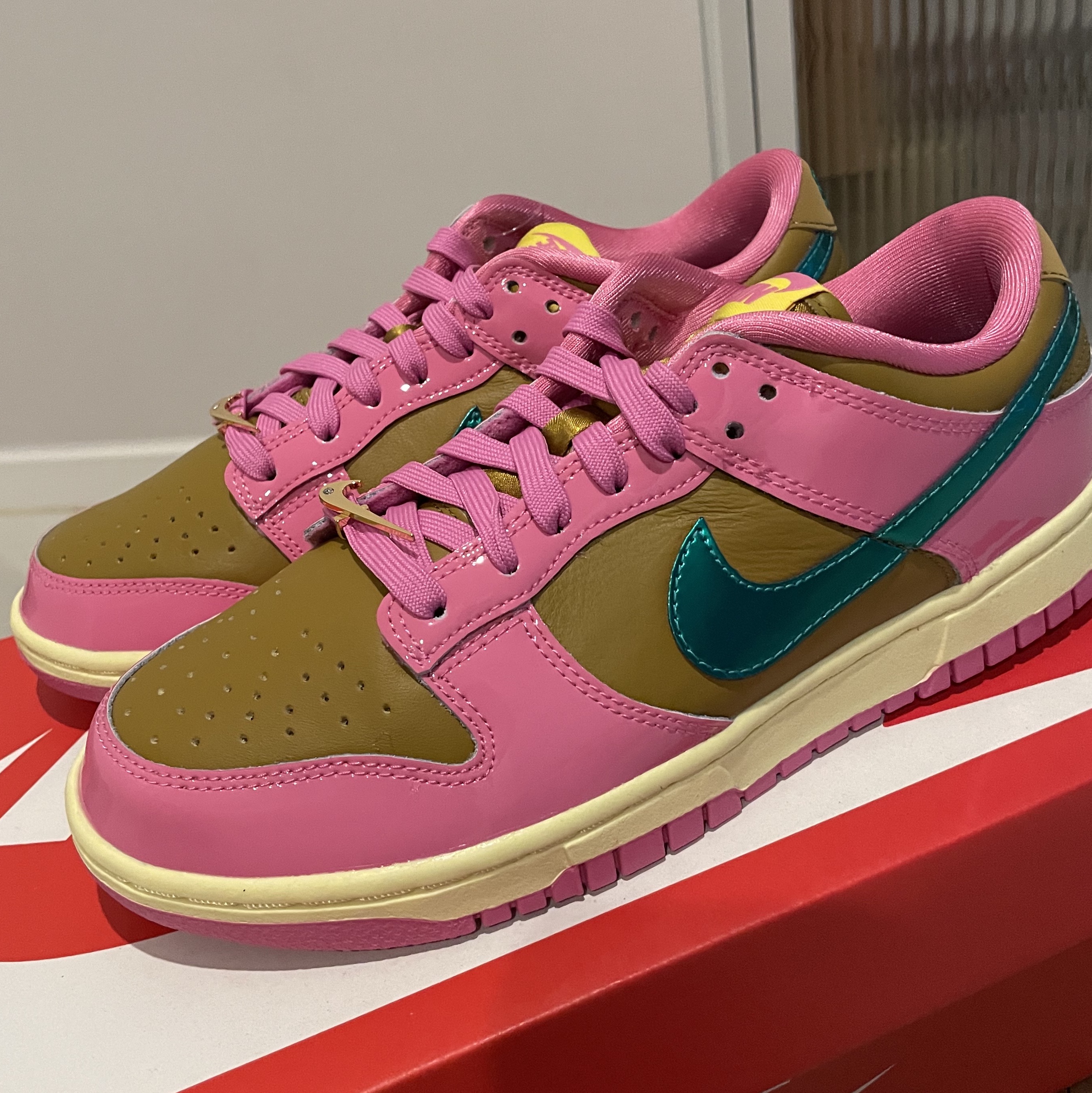 (W) Nike x Parris Goebel Dunk Low Playful Pink Bronzine 착용 스타일 - 2