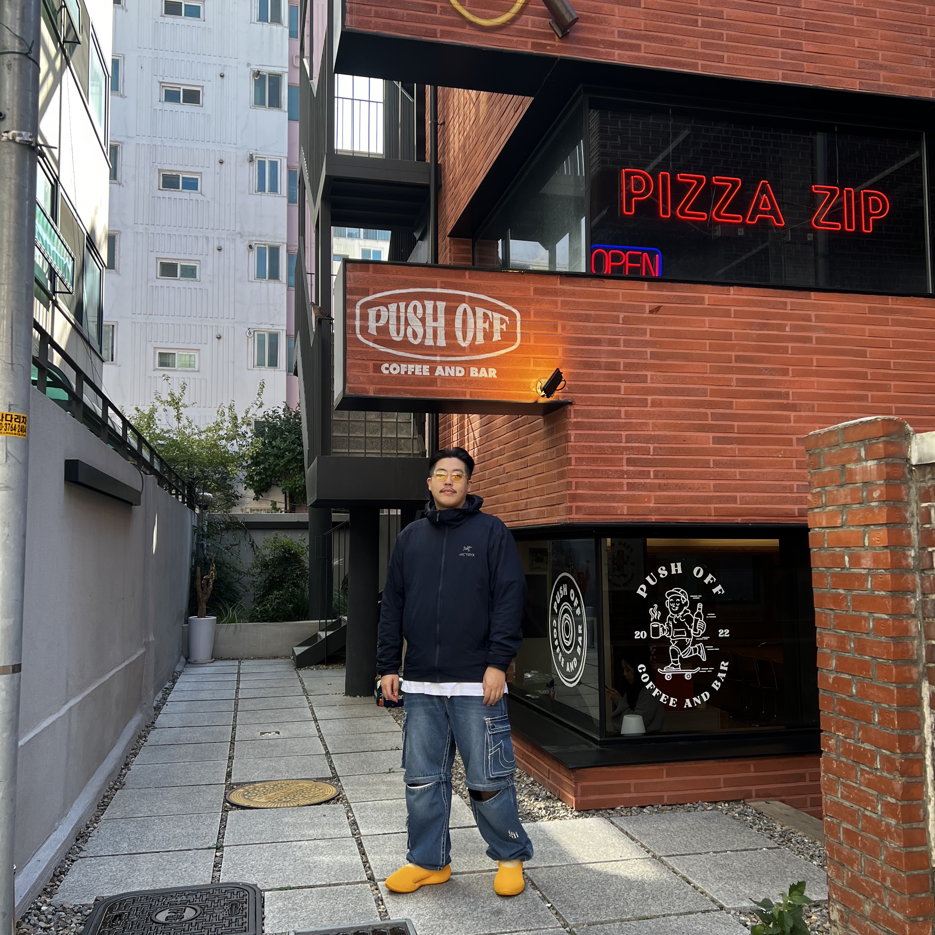 Arc'teryx Atom LT Hoody Kingfisher, True Religion x Fetch Denim Separate Cargo Pants Indigo 착용 스타일