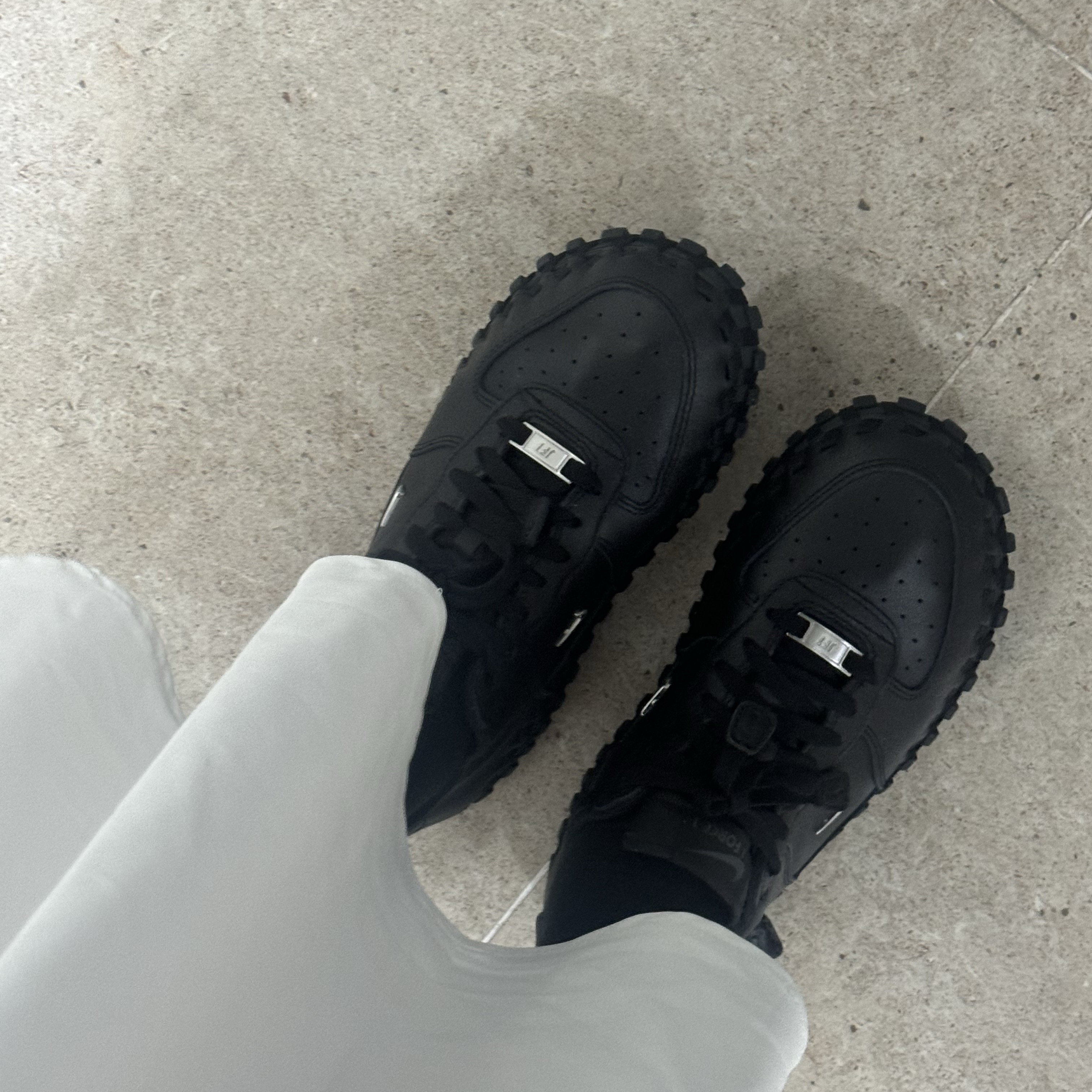 Nike x Jacquemus J Force 1 Low LX SP Black, Monamhee Bred Keyring with Pink Pants Brown 착용 스타일 - 2
