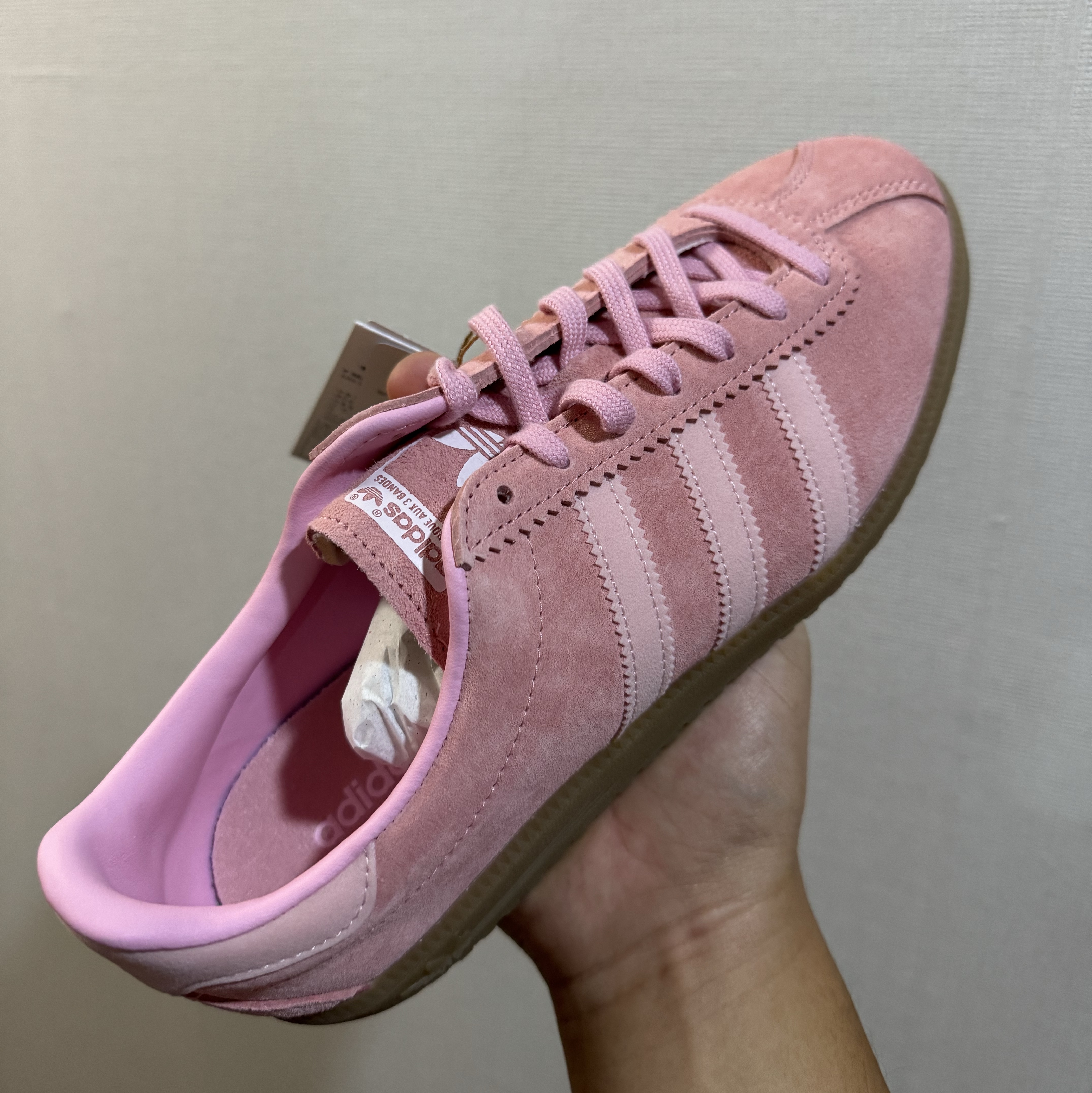 Adidas Bermuda Glow Pink 착용 스타일