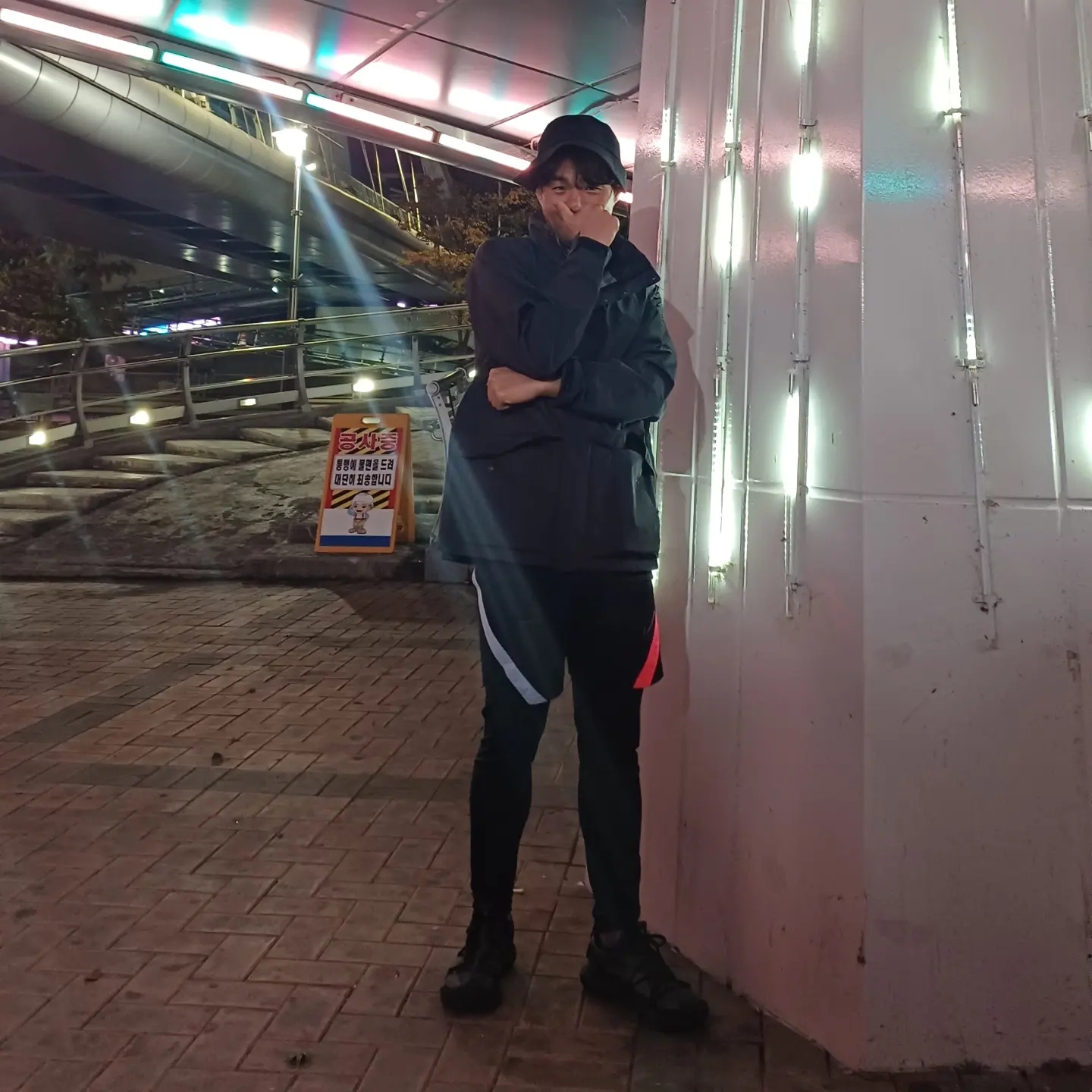 Arc'teryx Sinsolo Hat Black, Nike ACG Mountain Fly Low Gore-Tex SE Dark Smoke Grey 착용 스타일 - 2