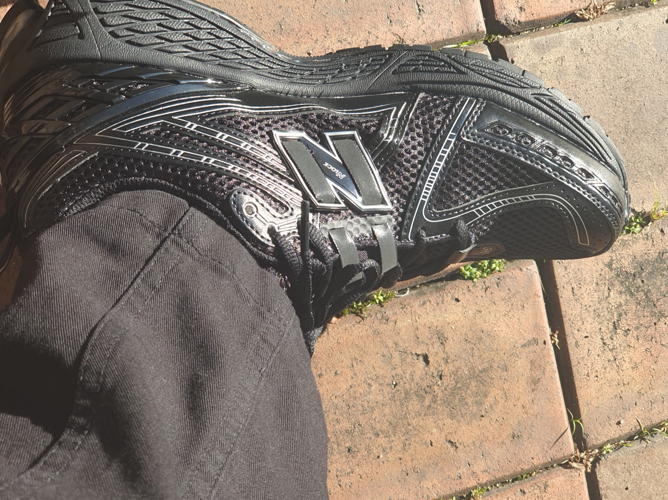 New Balance 1906R Black Silver Metallic 착용 스타일 - 3