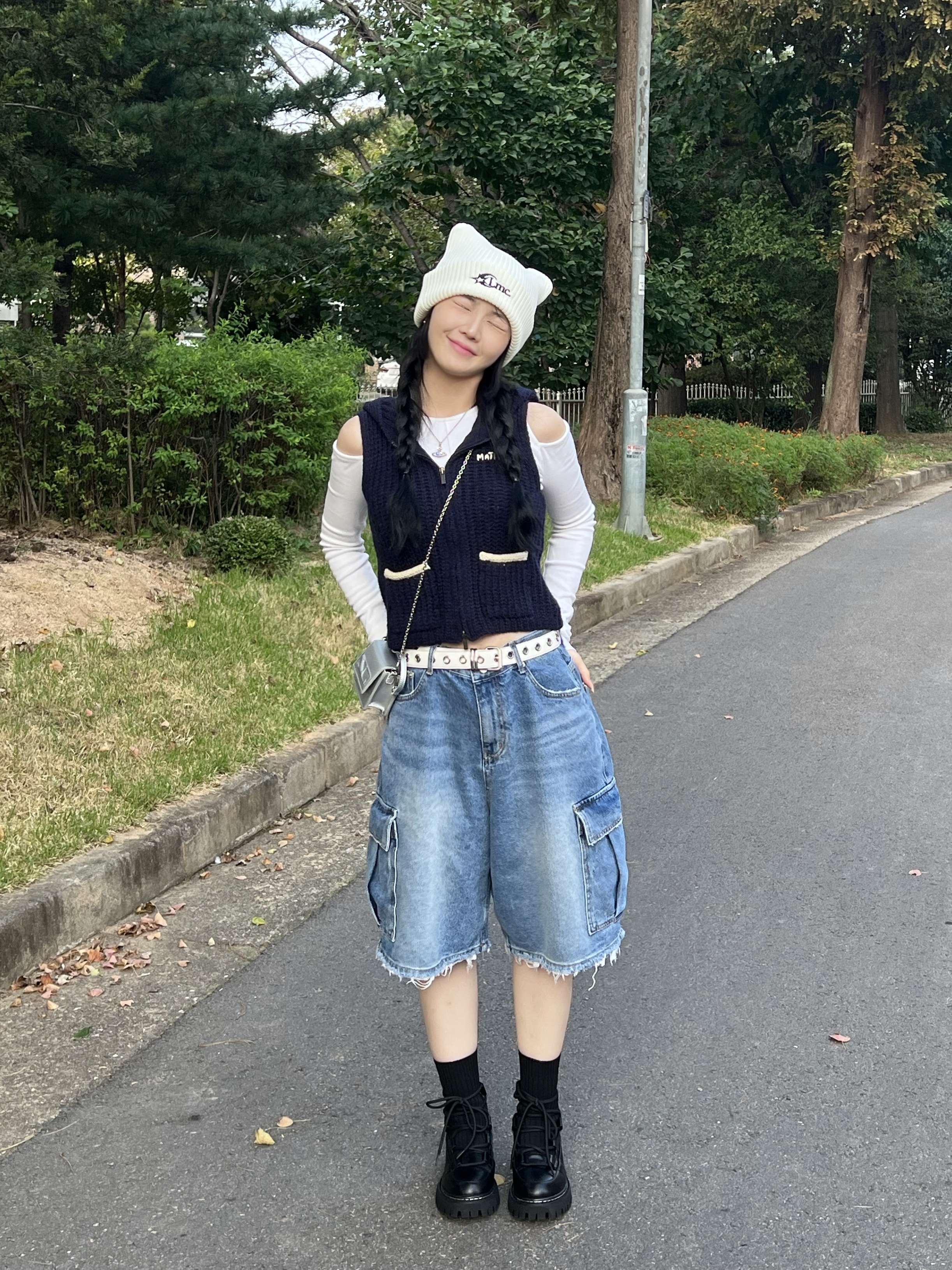 (W) Matin Kim Spell Point Stripe Knit Vest Black 착용 스타일 - 1