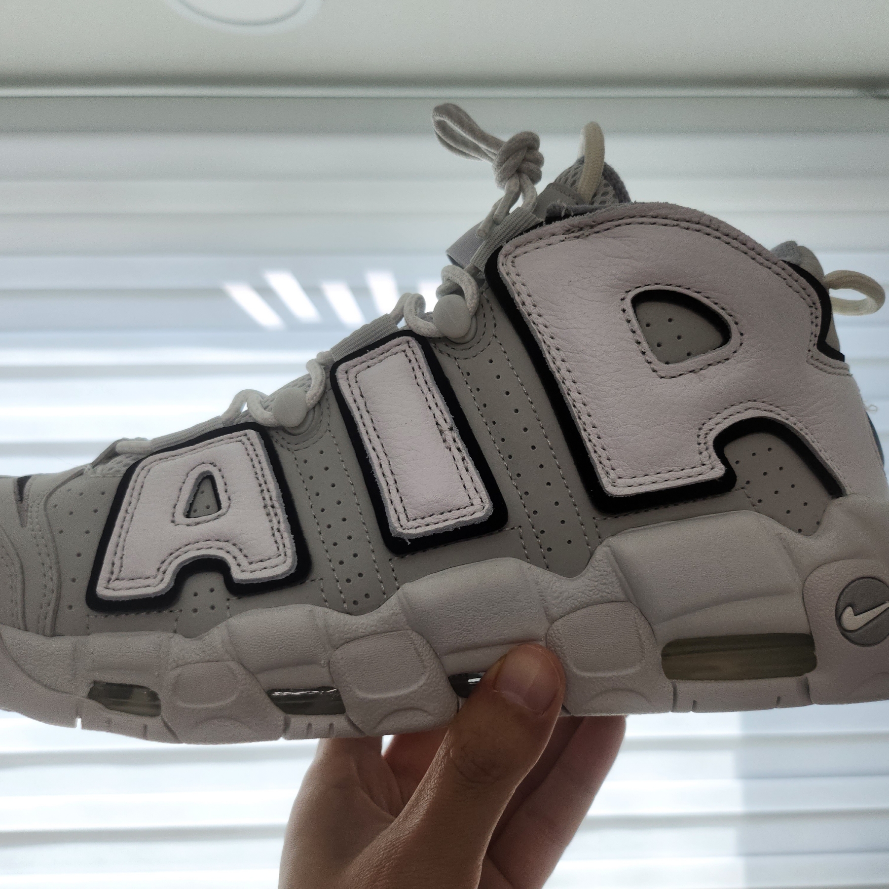 Nike Air More Uptempo Photon Dust 착용 스타일