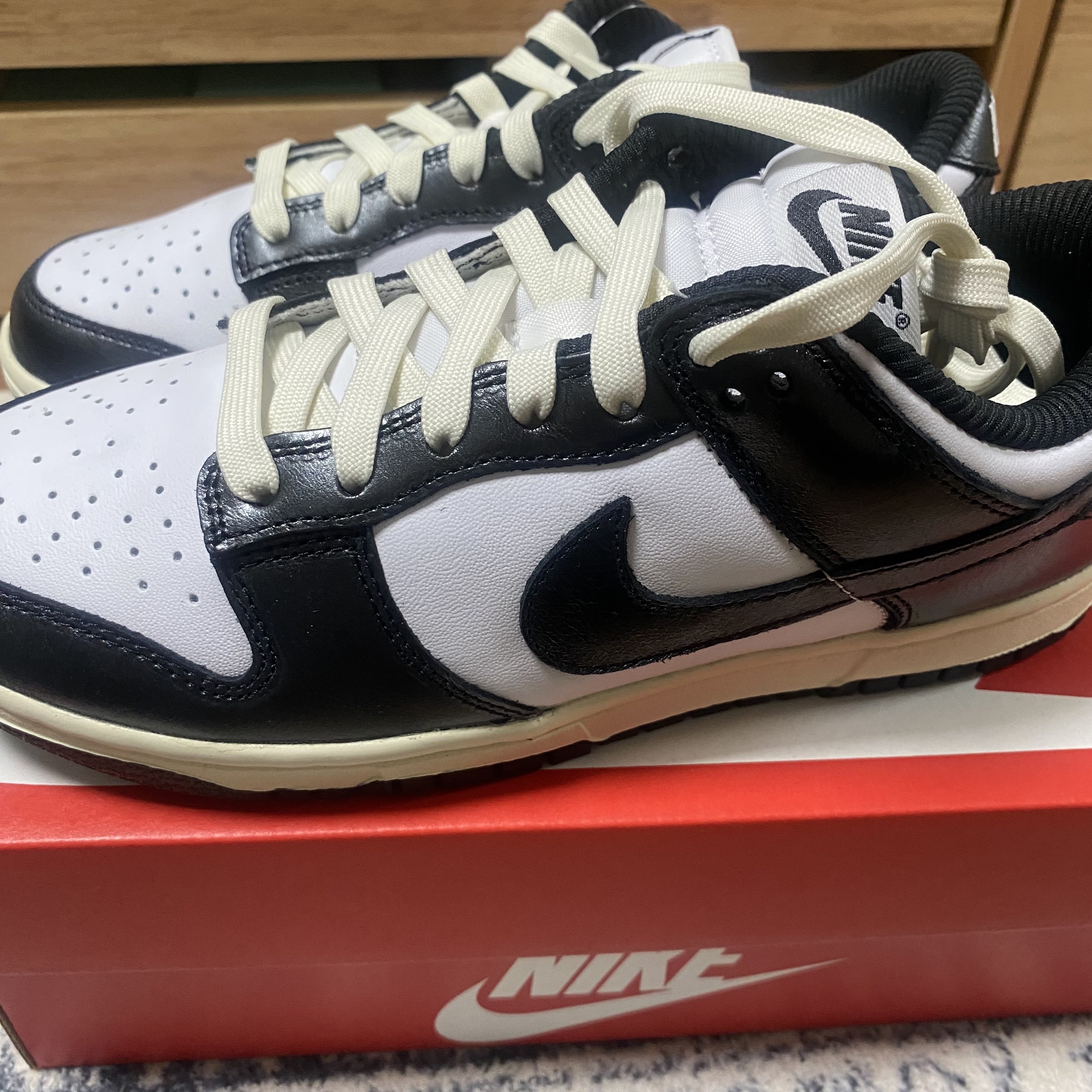 (W) Nike Dunk Low Vintage Black and White 착용 스타일 - 2