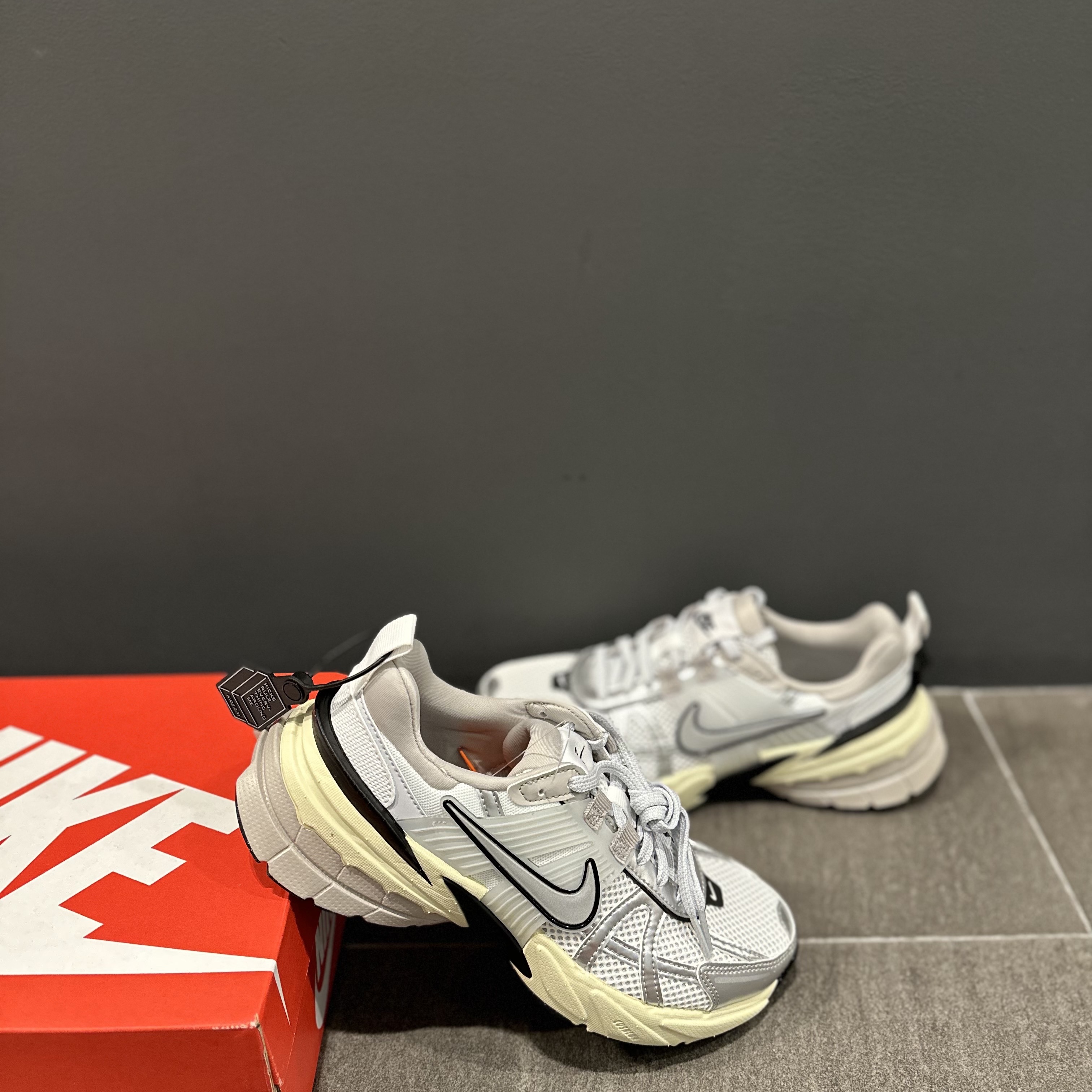(W) Nike Zoom Vomero 5 Cobblestone and Flat Pewter, Nike V2K Run Summit White Metallic Silver 착용 스타일 - 3