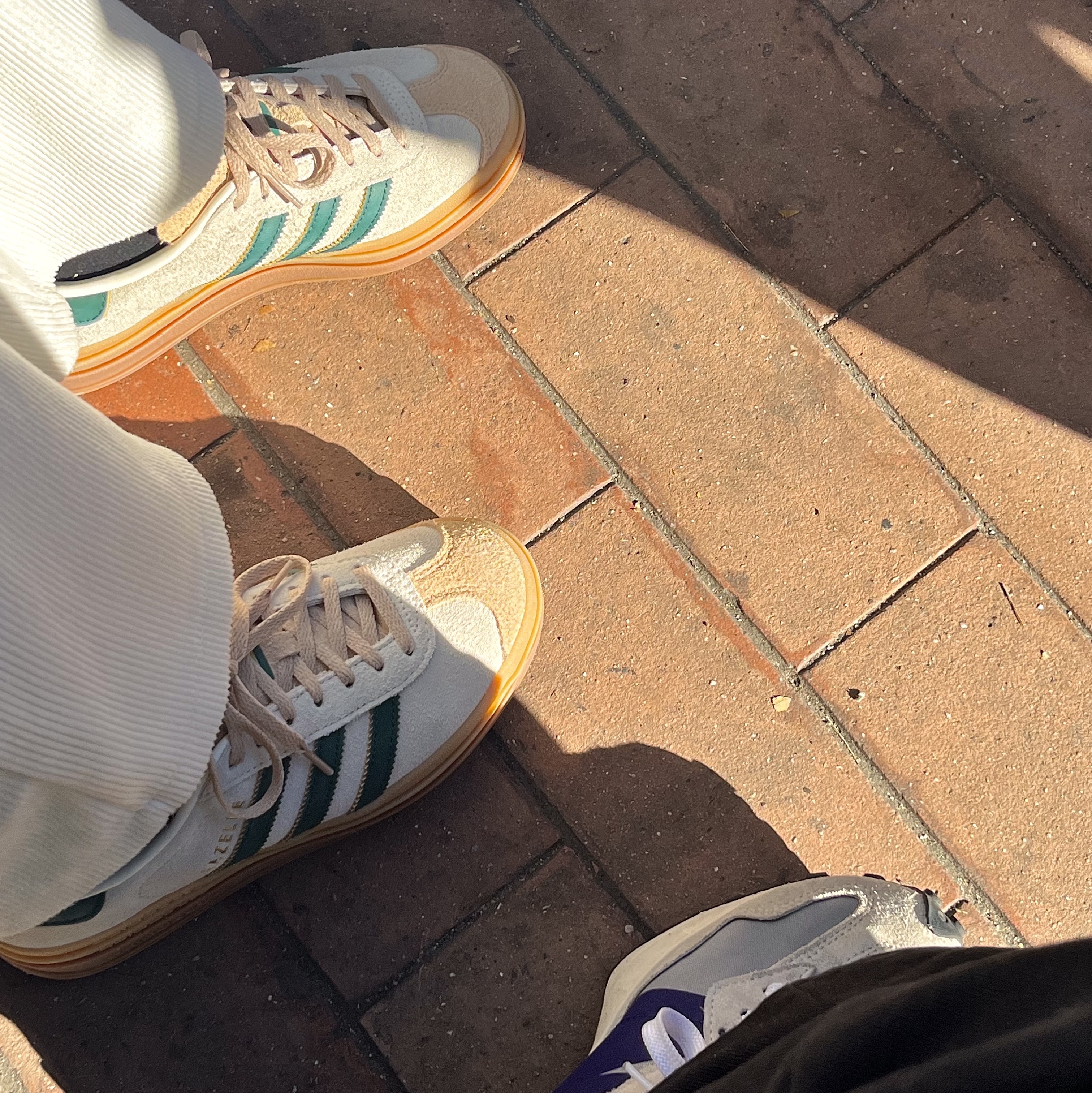 (W) Adidas Gazelle Bold Cream White Collegiate Green, New Balance 327 Grey Purple 착용 스타일 - 3