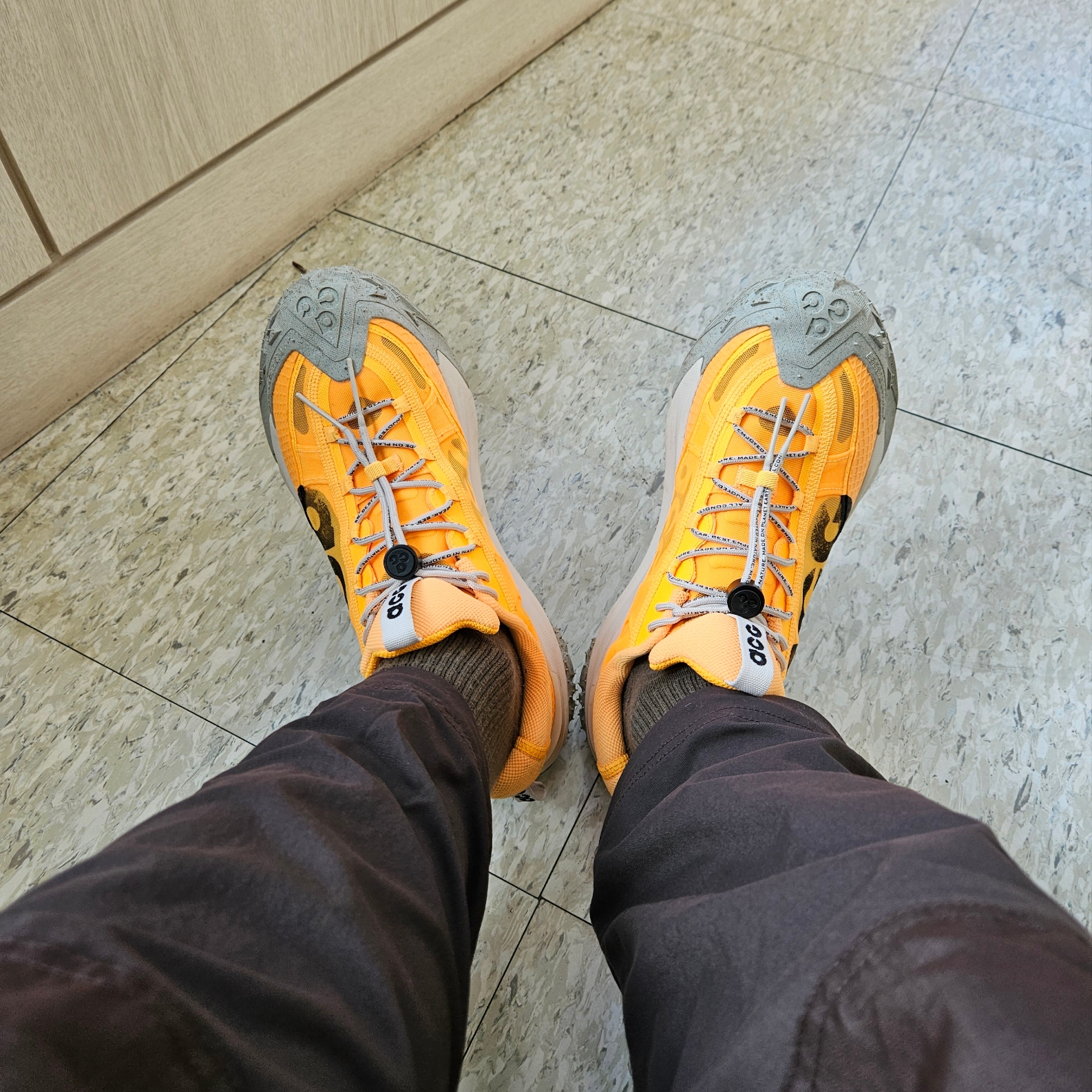 Nike ACG Mountain Fly 2 Low Laser Orange, Nike ACG Smith Summit Cargo Pants Velvet Brown - Asia 착용 스타일 - 5