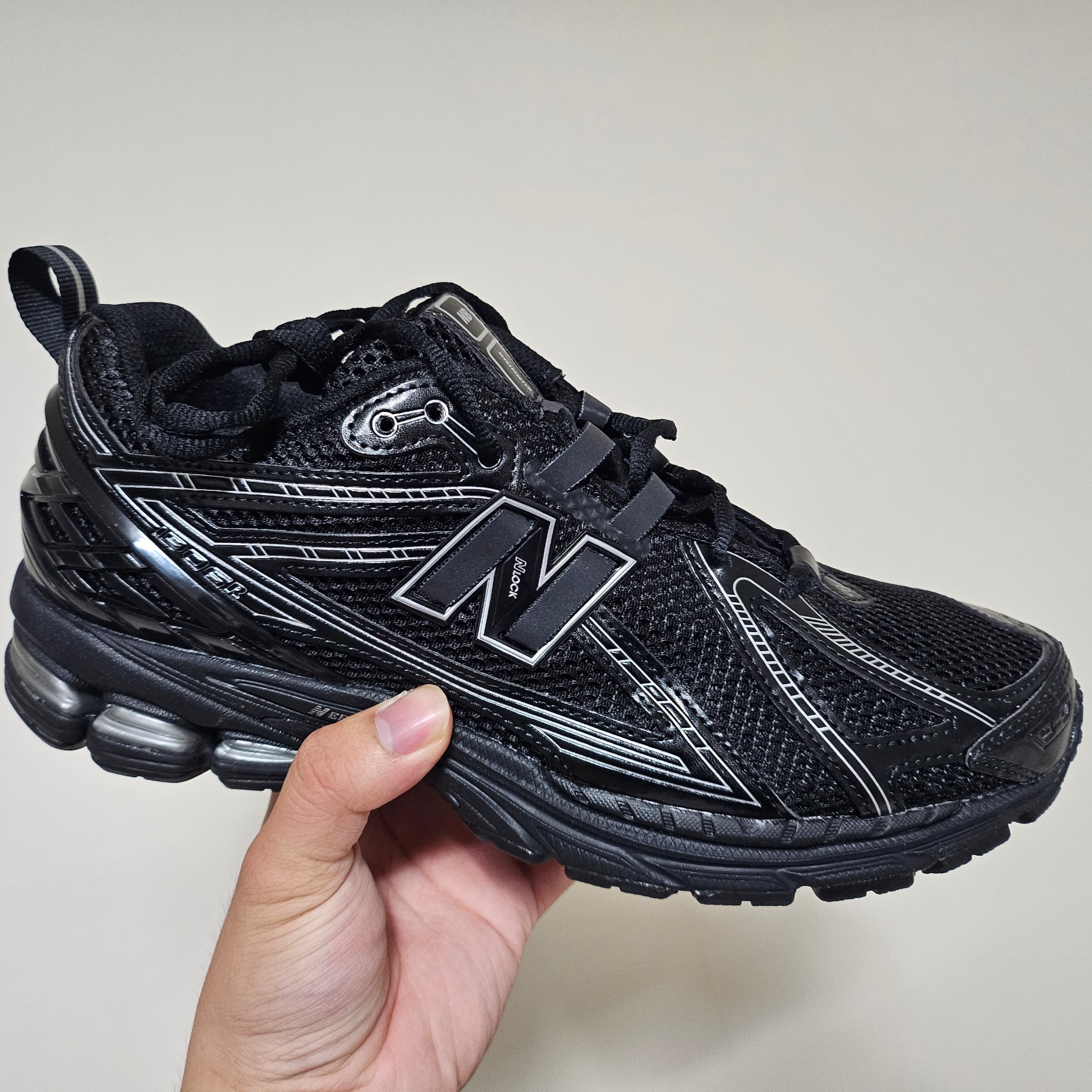 New Balance 1906R Black Silver Metallic 착용 스타일