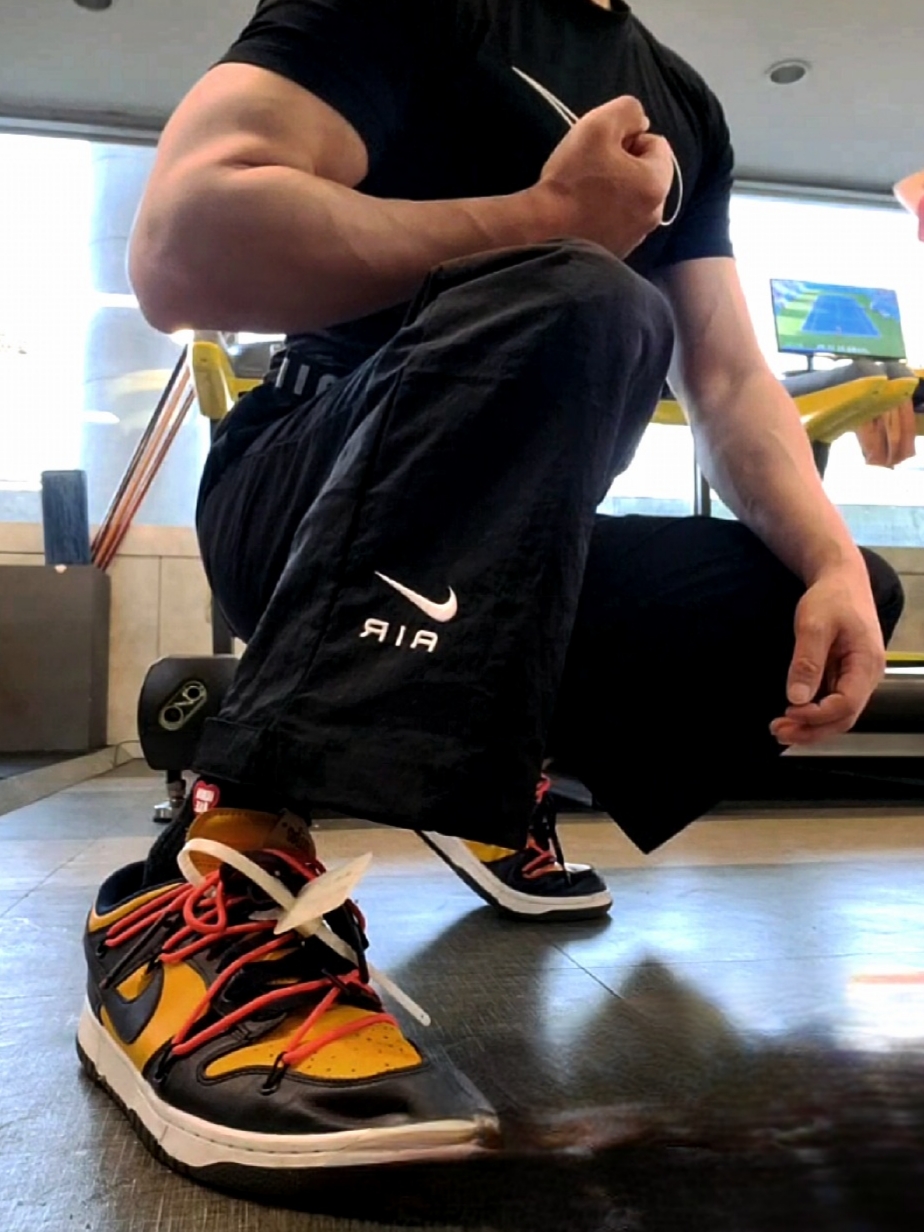 Nike x Off-White Dunk Low University Gold Midnight Navy 착용 스타일 - 3