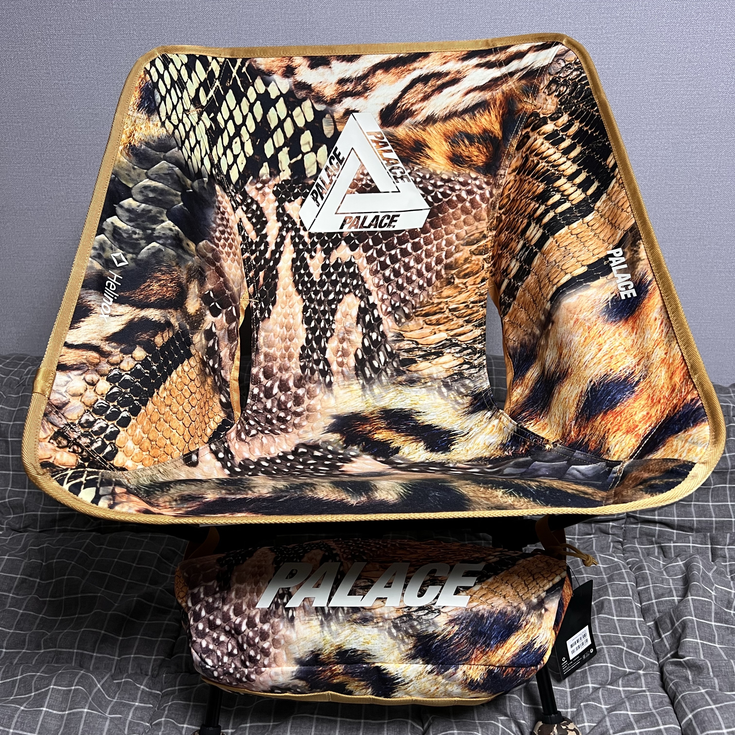 Helinox x Palace Animal Tactical Chair One Yellow - 23FW 착용 스타일 - 1