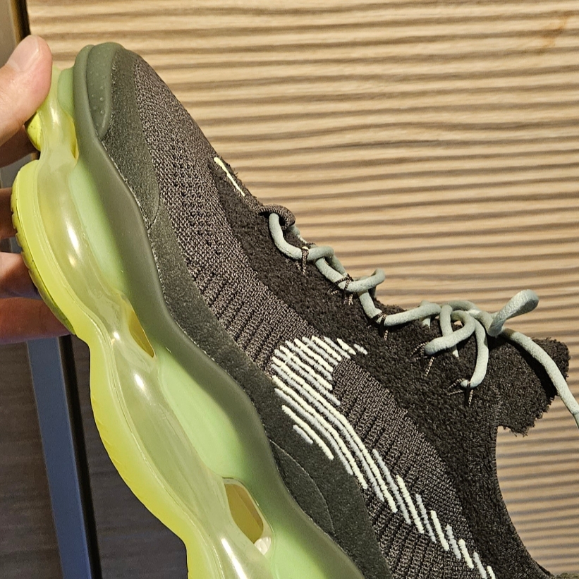Nike Air Max Scorpion Flyknit Barely Volt 착용 스타일 - 1