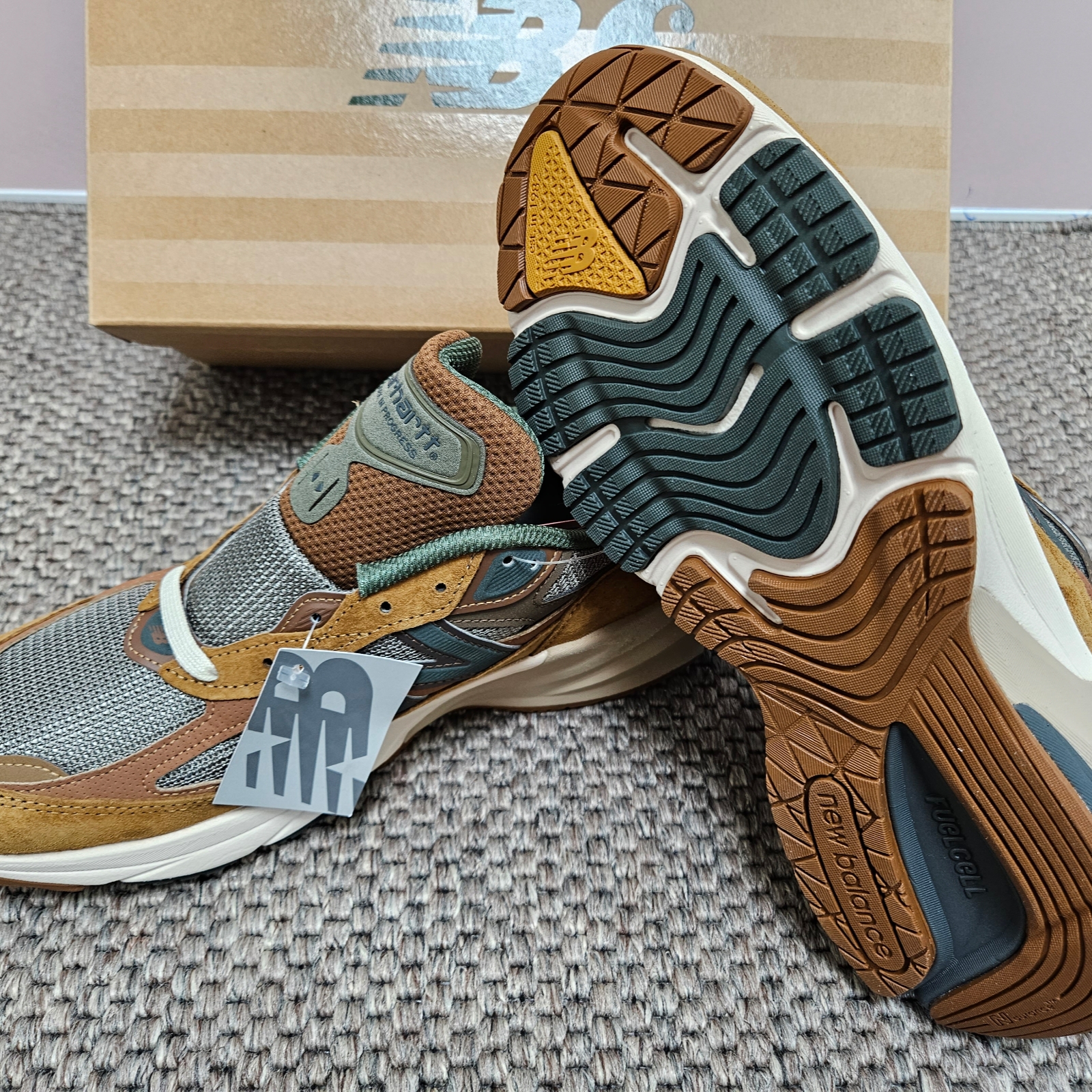 New Balance x Carhartt WIP 990v6 Made in USA Hamilton Brown Military Green 착용 스타일 - 6