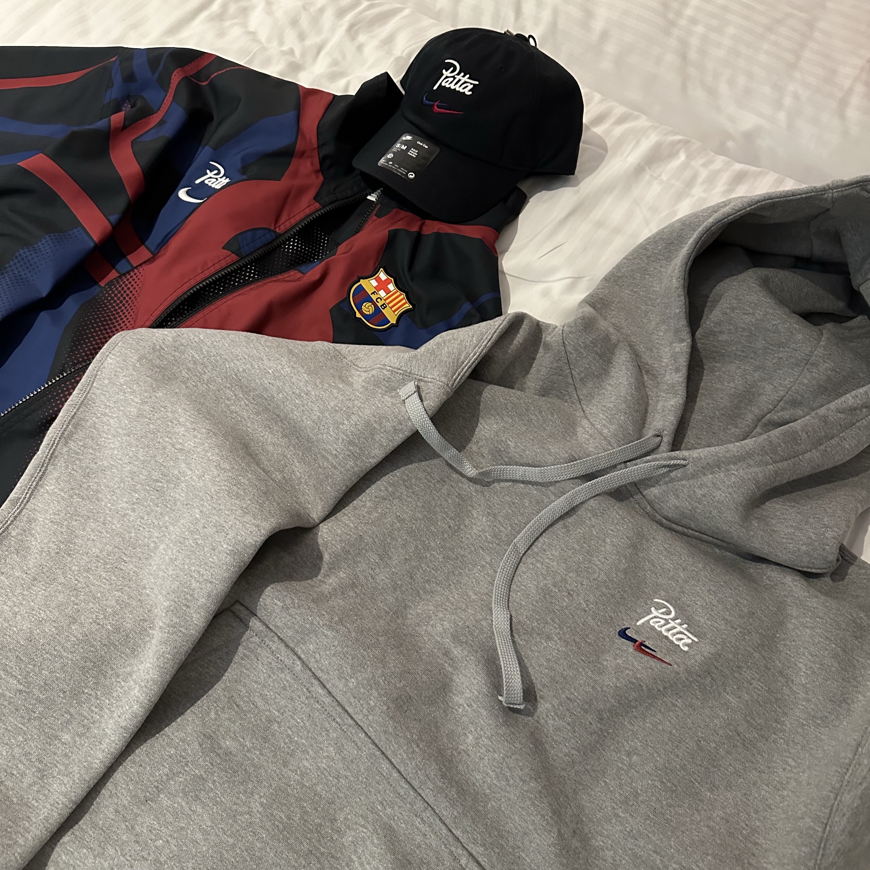 Nike x Patta x FC Barcelona Solo Swoosh Hoodie Culers del Món (FD4147-010), Nike x Patta x FC Barcelona Solo Swoosh Hoodie Culers del Món (FD4147-063) 착용 스타일 - 3