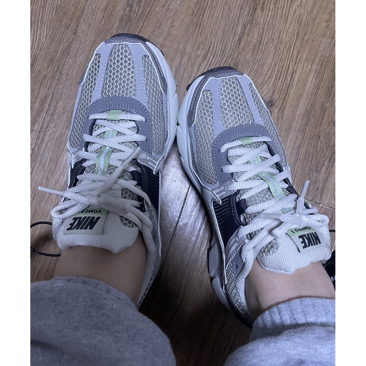(W) Nike Zoom Vomero 5 Cobblestone and Flat Pewter 착용 스타일 - 1