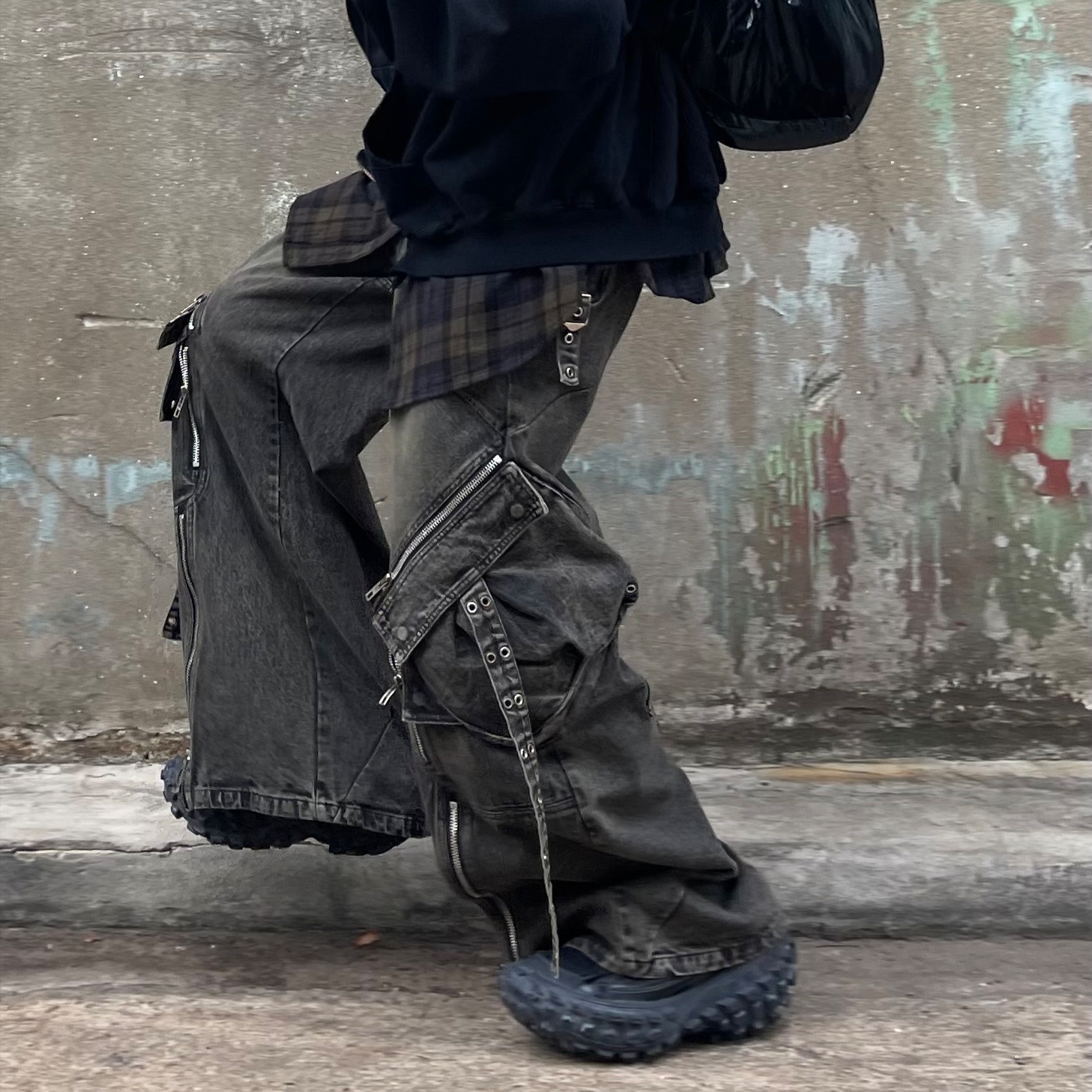 Balenciaga Defender Sneakers Black, No/Faith Studios Used Cargo Denim Pants Green Black 착용 스타일 - 2