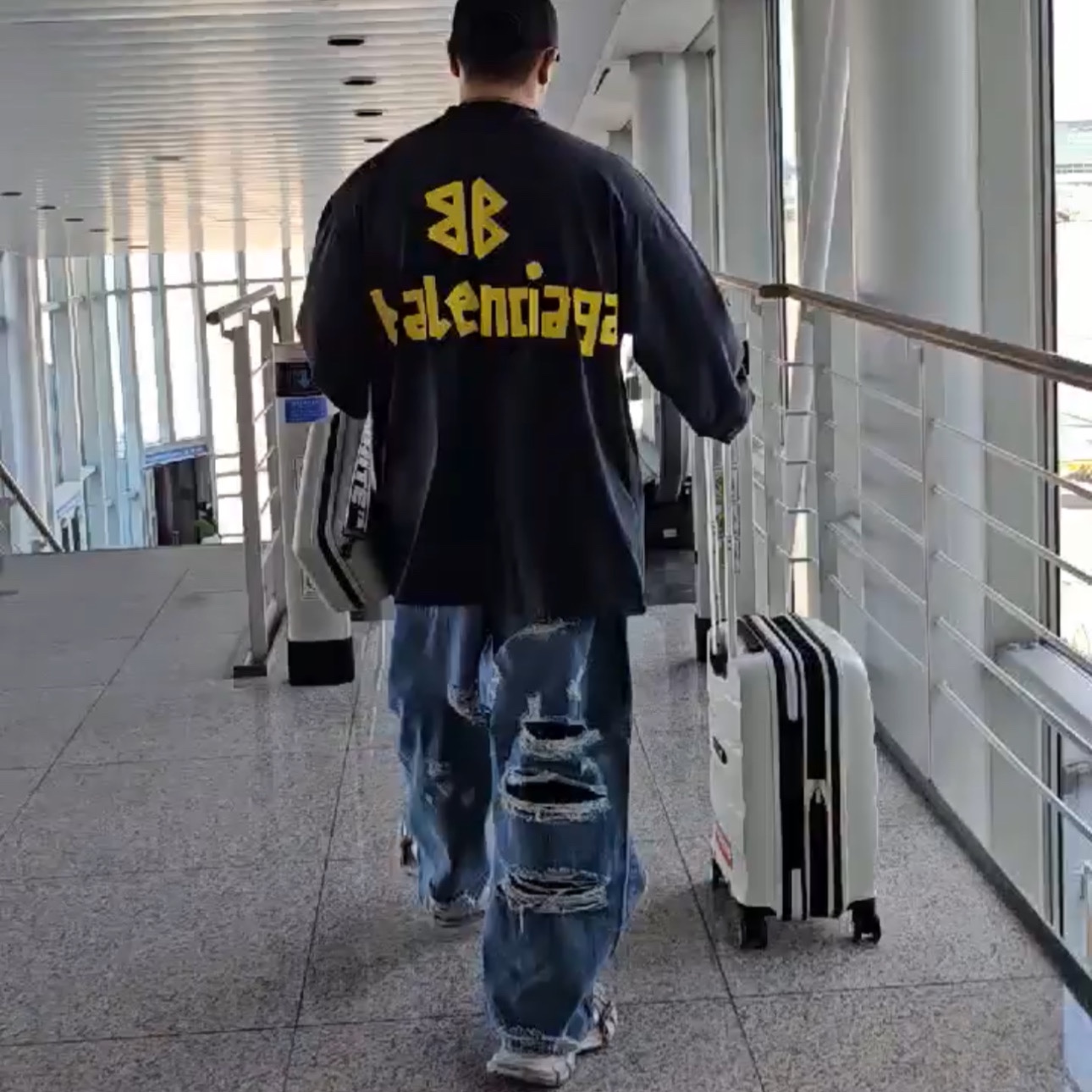 Balenciaga Tape Type Long Sleeve T-Shirt Oversized Fit Faded Black, Balenciaga 3XL Sneakers Light Beige 착용 스타일