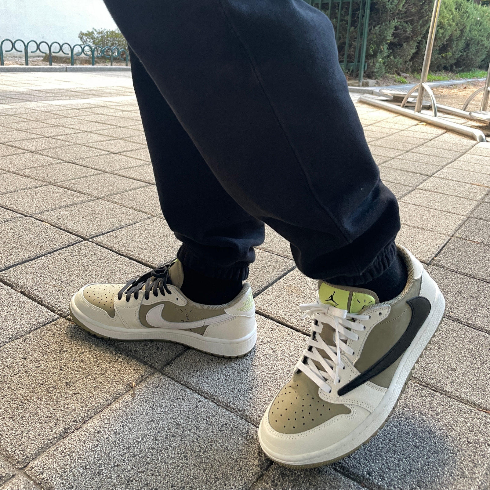 Jordan 1 x Travis Scott Retro Low Golf NRG Neutral Olive, Nike NRG Solo Swoosh Fleece Pants Black White - Asia 착용 스타일 - 2