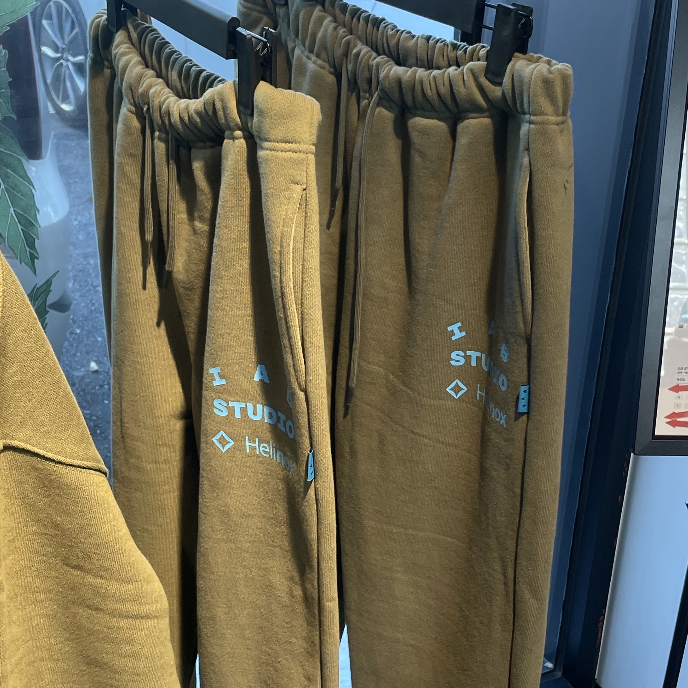 IAB Studio x Helinox Sweatpants Leaf Green 착용 스타일 - 2