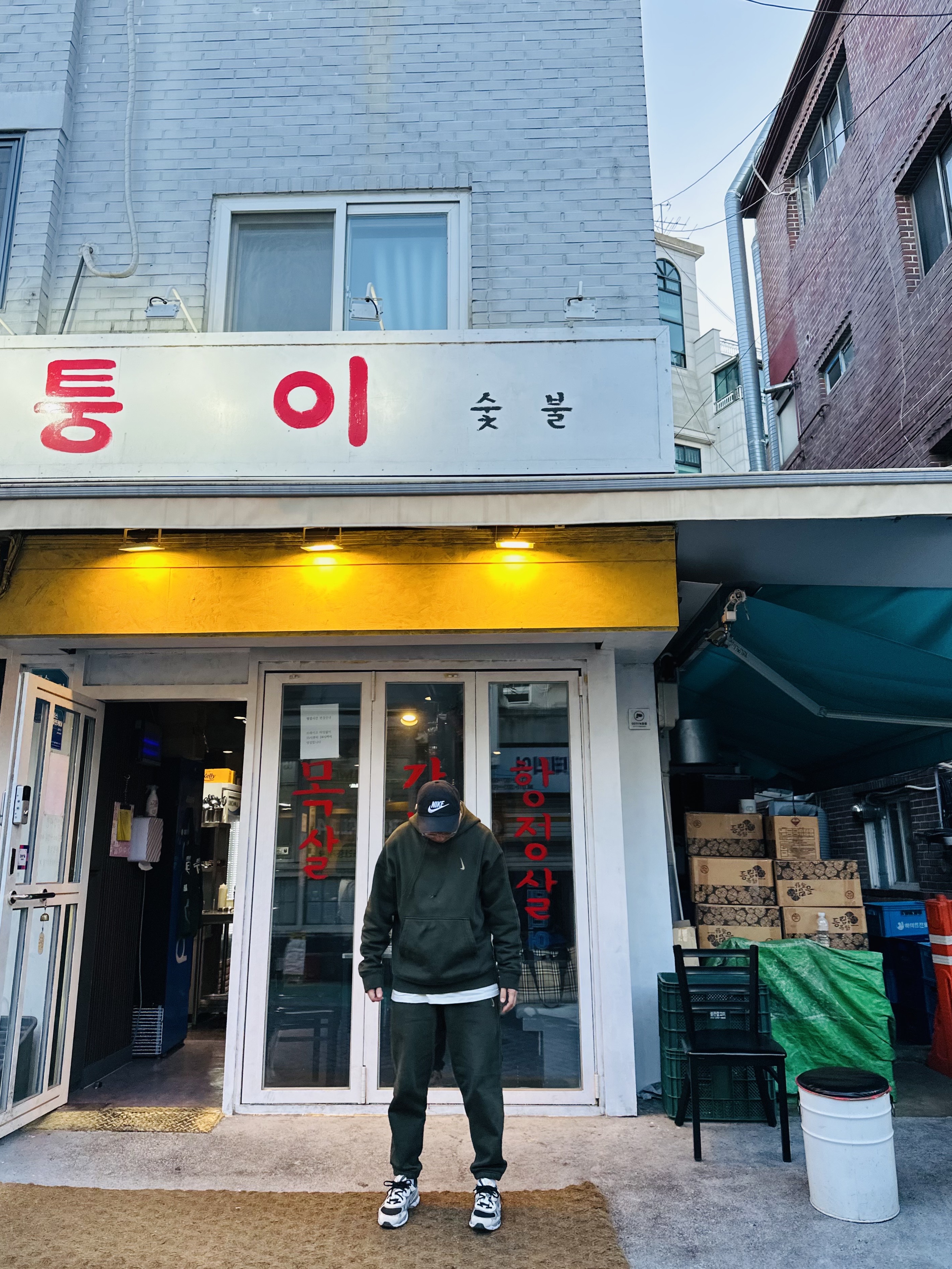 Nike Heritage 86 Futura Washed Cap Black White, Nike x Billie Eilish NRG Fleece Hoodie Sequoia - US/EU 착용 스타일 - 1