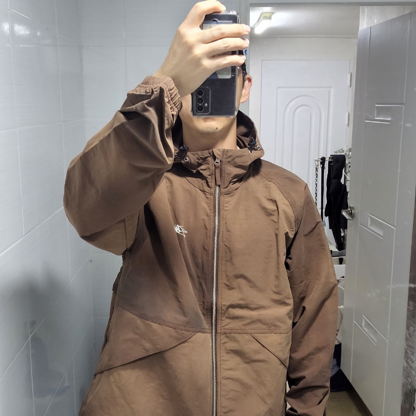 Stussy Wave Dye Beach Shell Jacket Coffee 착용 스타일 - 1