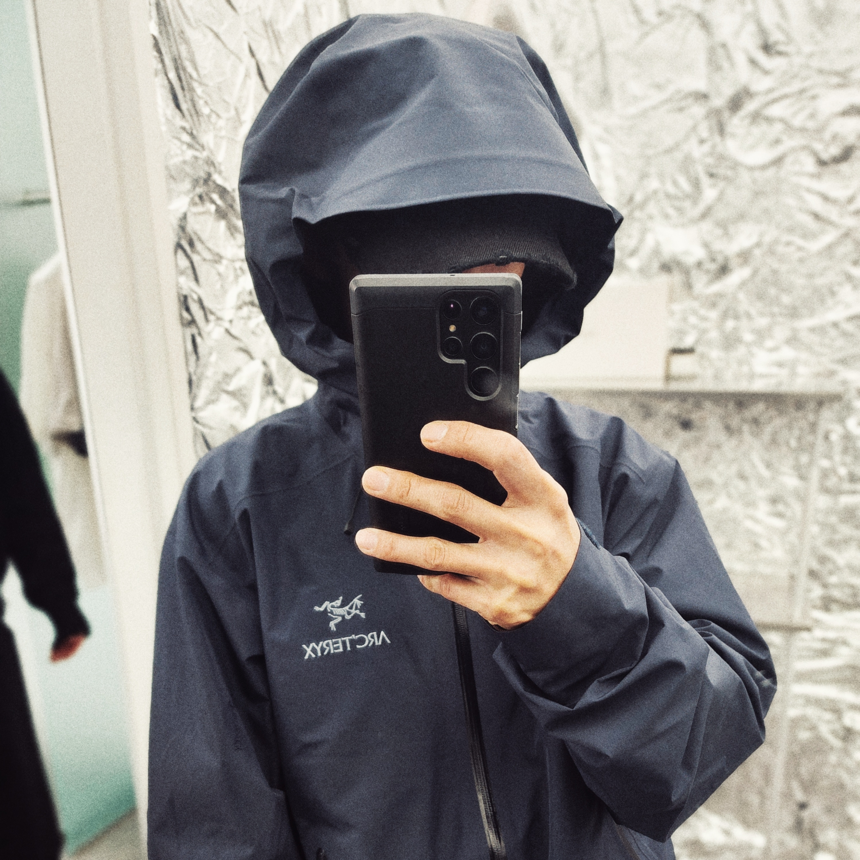 Arc'teryx Beta LT Jacket Black Sapphire, Oakley Factory Team x Brain Dead Flesh Sandal Sand Blue 착용 스타일 - 4