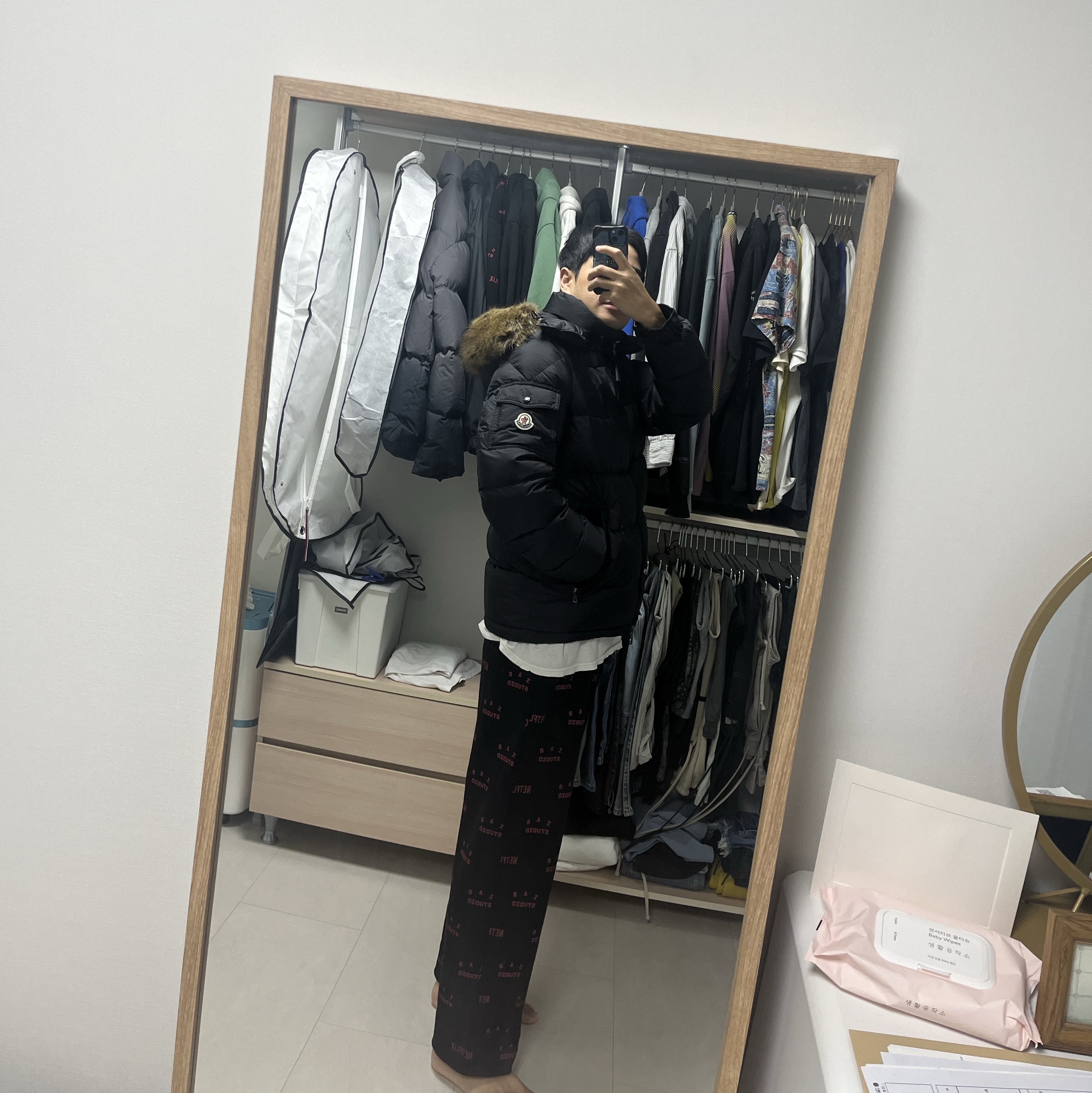 Moncler Mayaf Short Down Jacket Black - 23FW, IAB Studio x Netflix Pajama Cushion Cover Set Black 착용 스타일 - 2